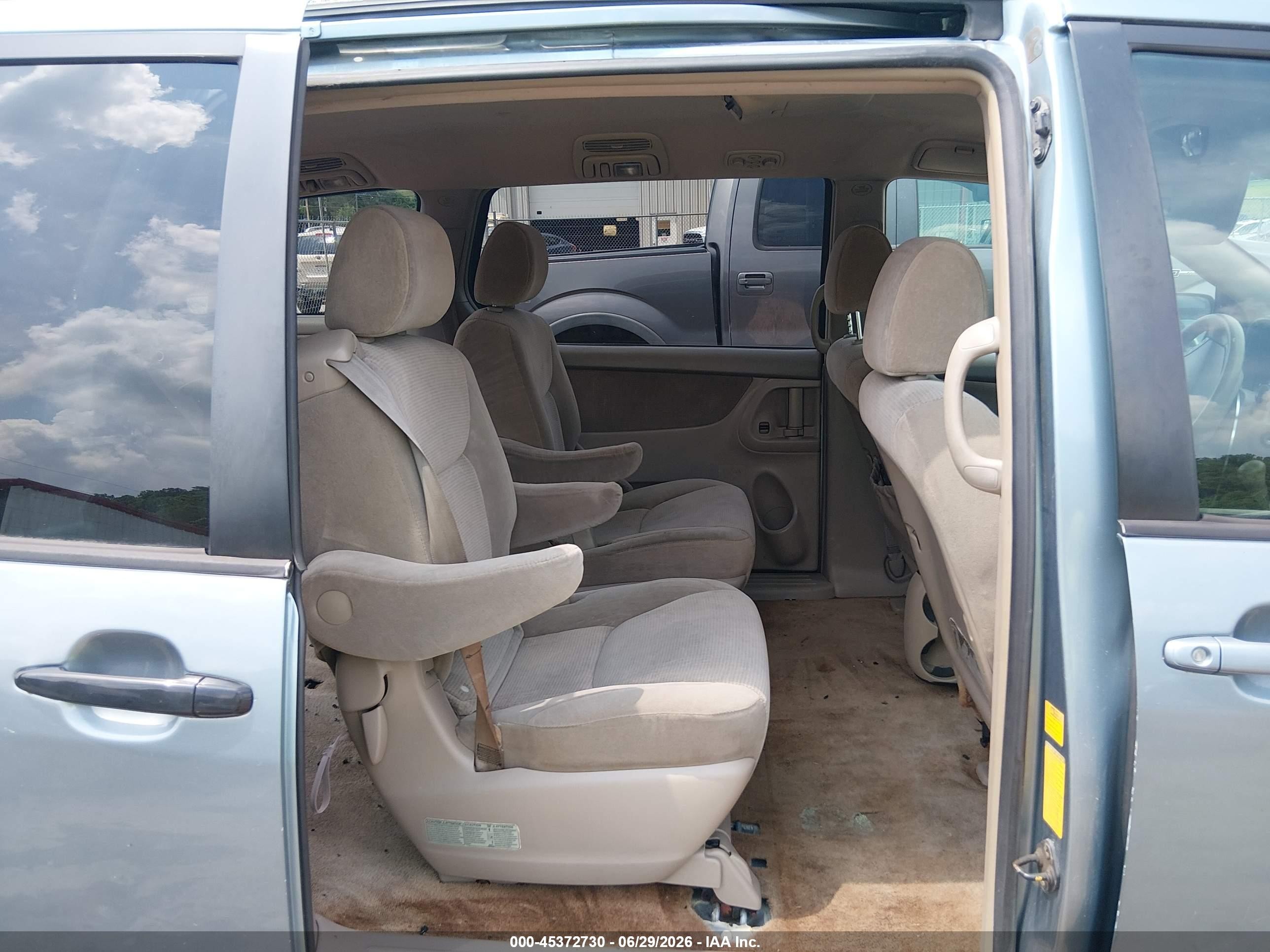 2005 Toyota Sienna Le Blue vin: 5TDBA23C35S049186