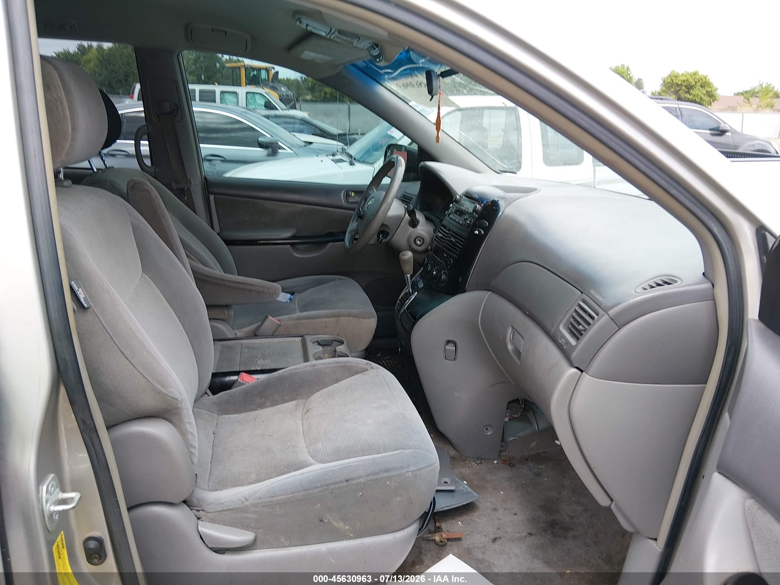 2005 Toyota Sienna Le Gray vin: 5TDBA23C45S050119
