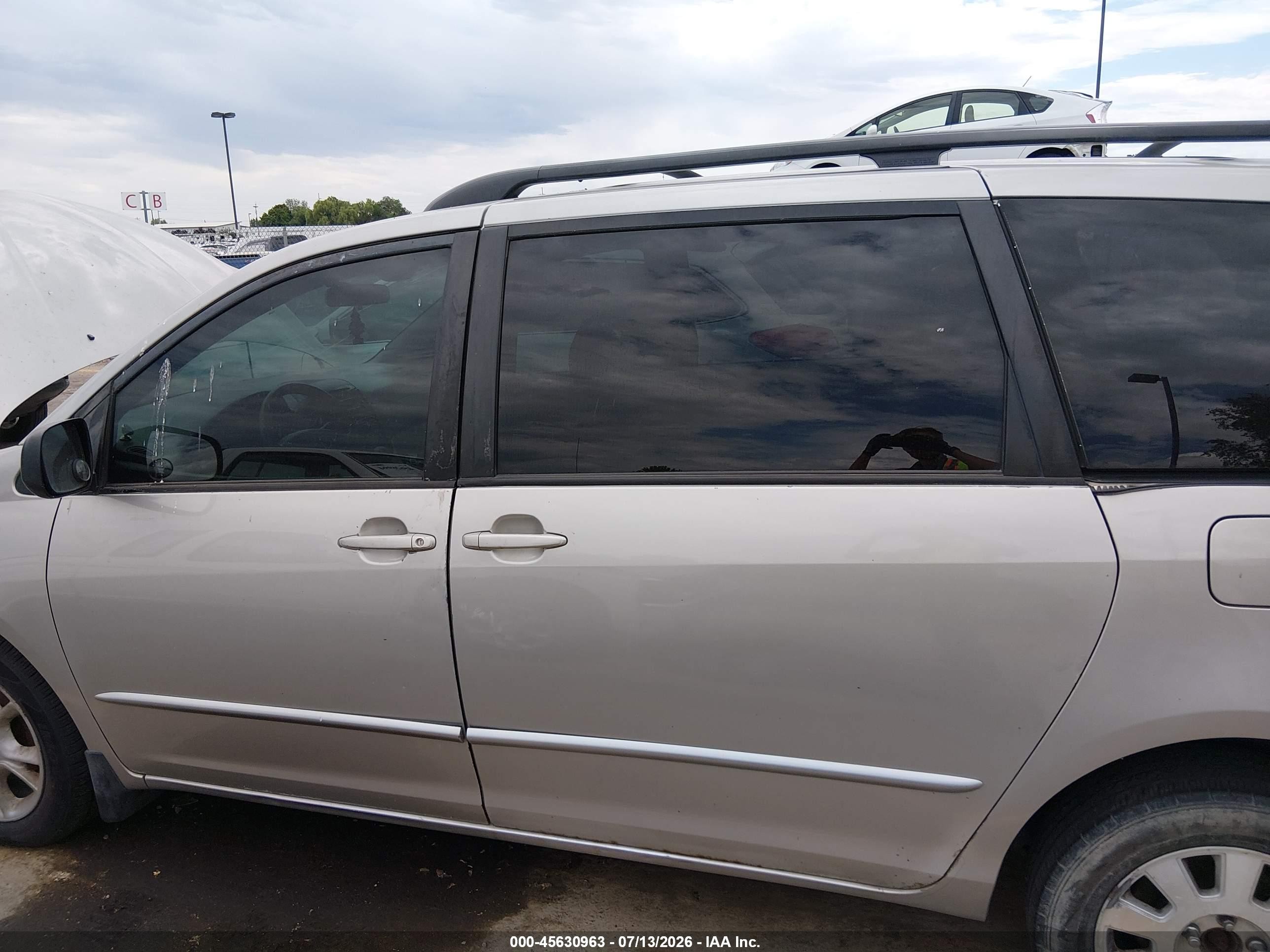 2005 Toyota Sienna Le Gray vin: 5TDBA23C45S050119