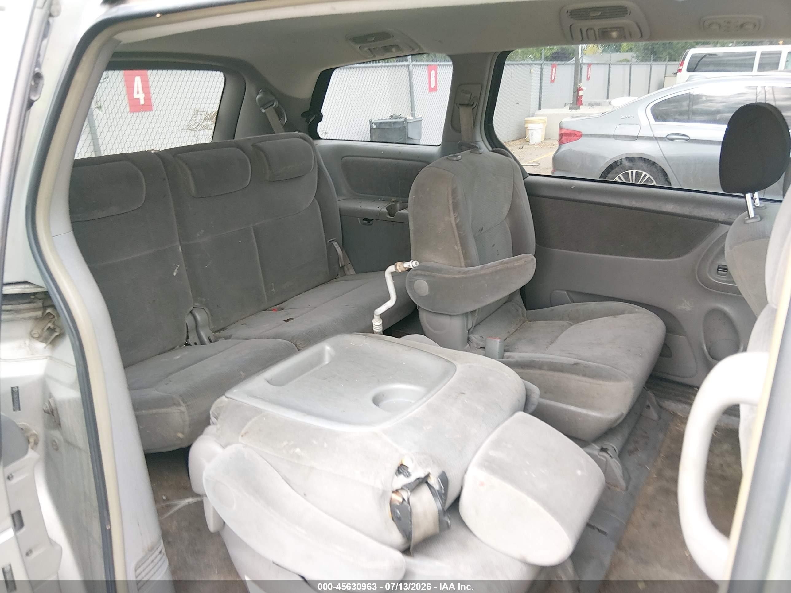 2005 Toyota Sienna Le Gray vin: 5TDBA23C45S050119