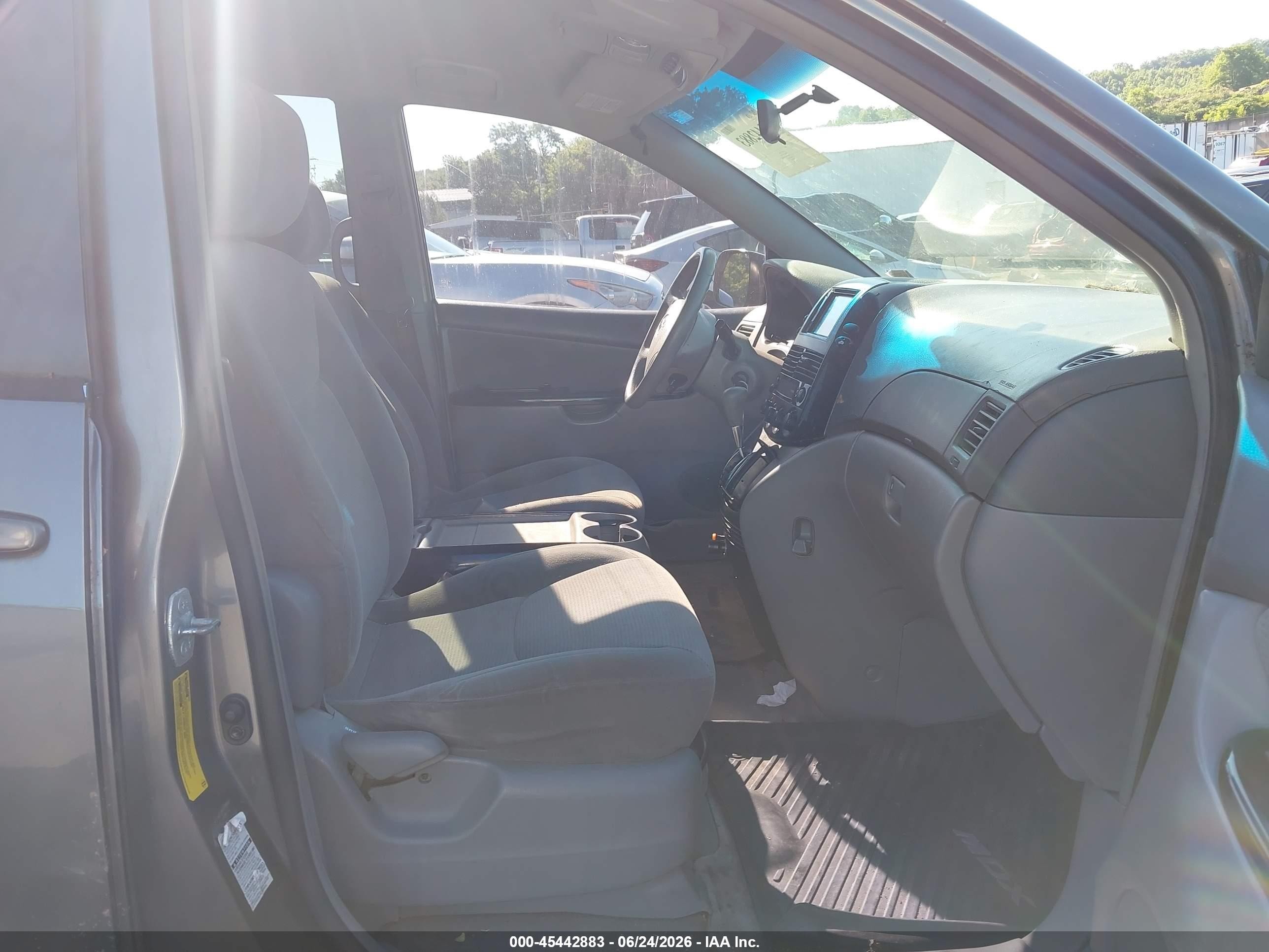 2004 Toyota Sienna Le Gray vin: 5TDBA23C54S021663