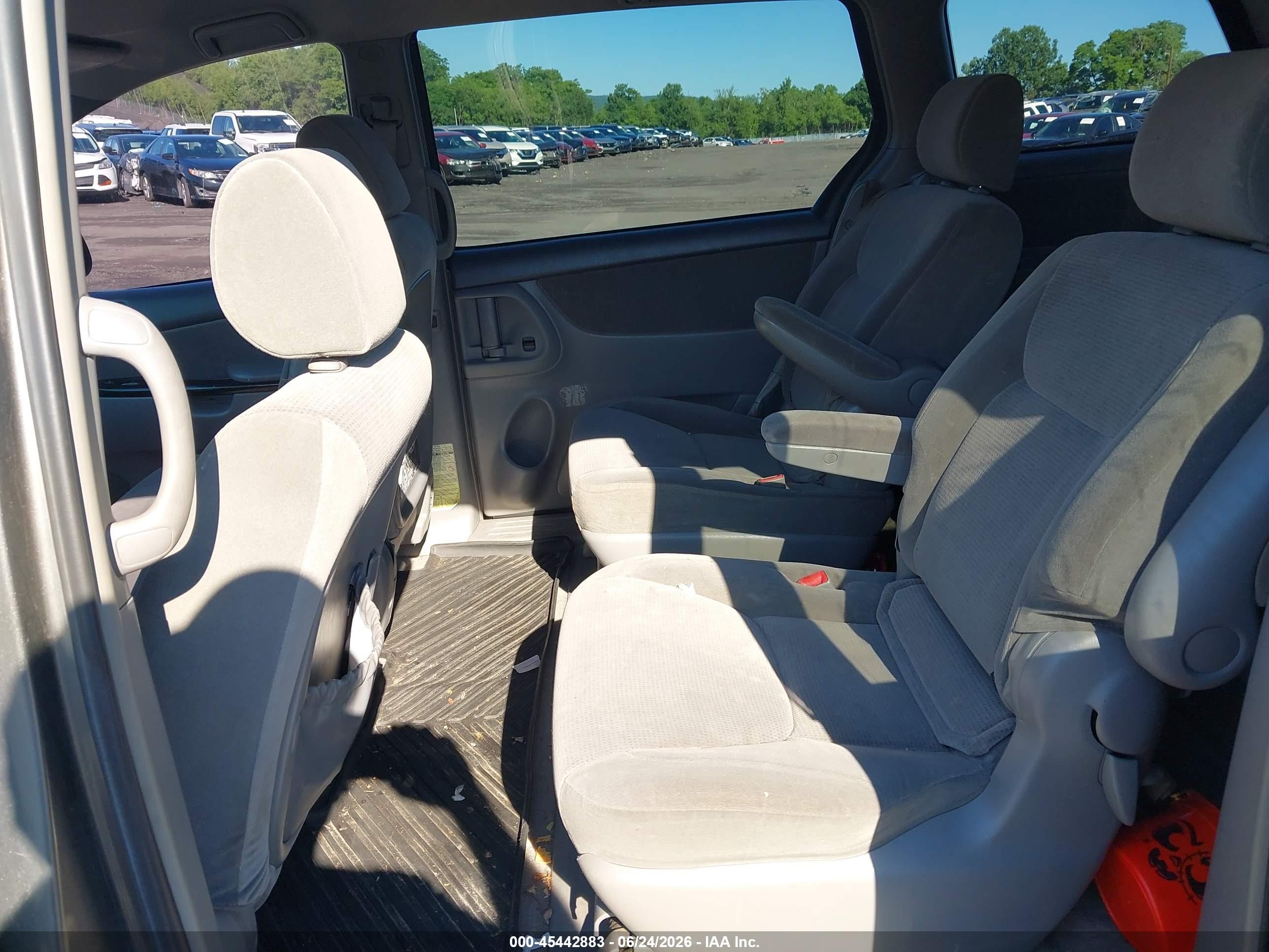 2004 Toyota Sienna Le Gray vin: 5TDBA23C54S021663