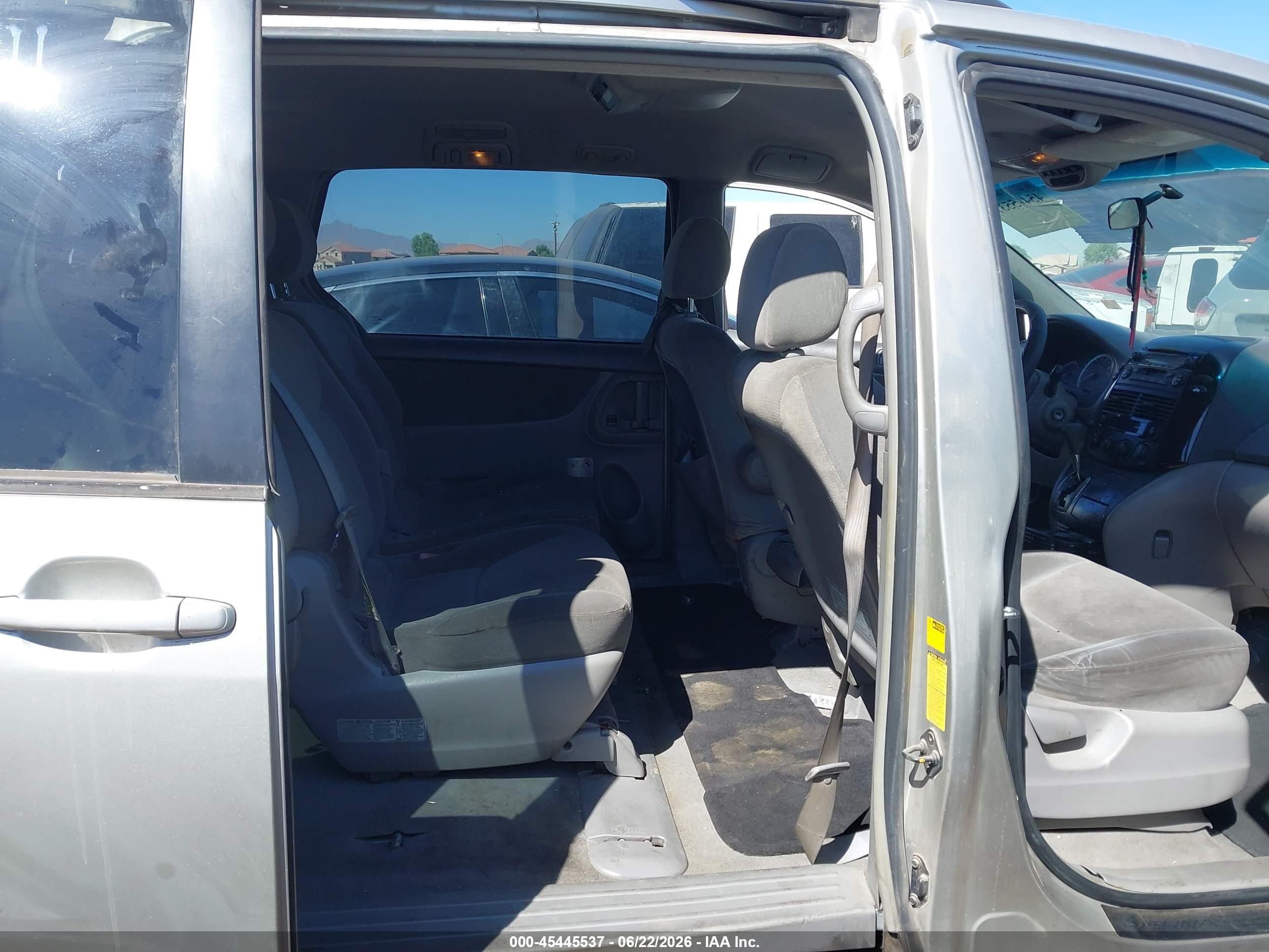 2004 Toyota Sienna Le Silver vin: 5TDBA23C54S024434