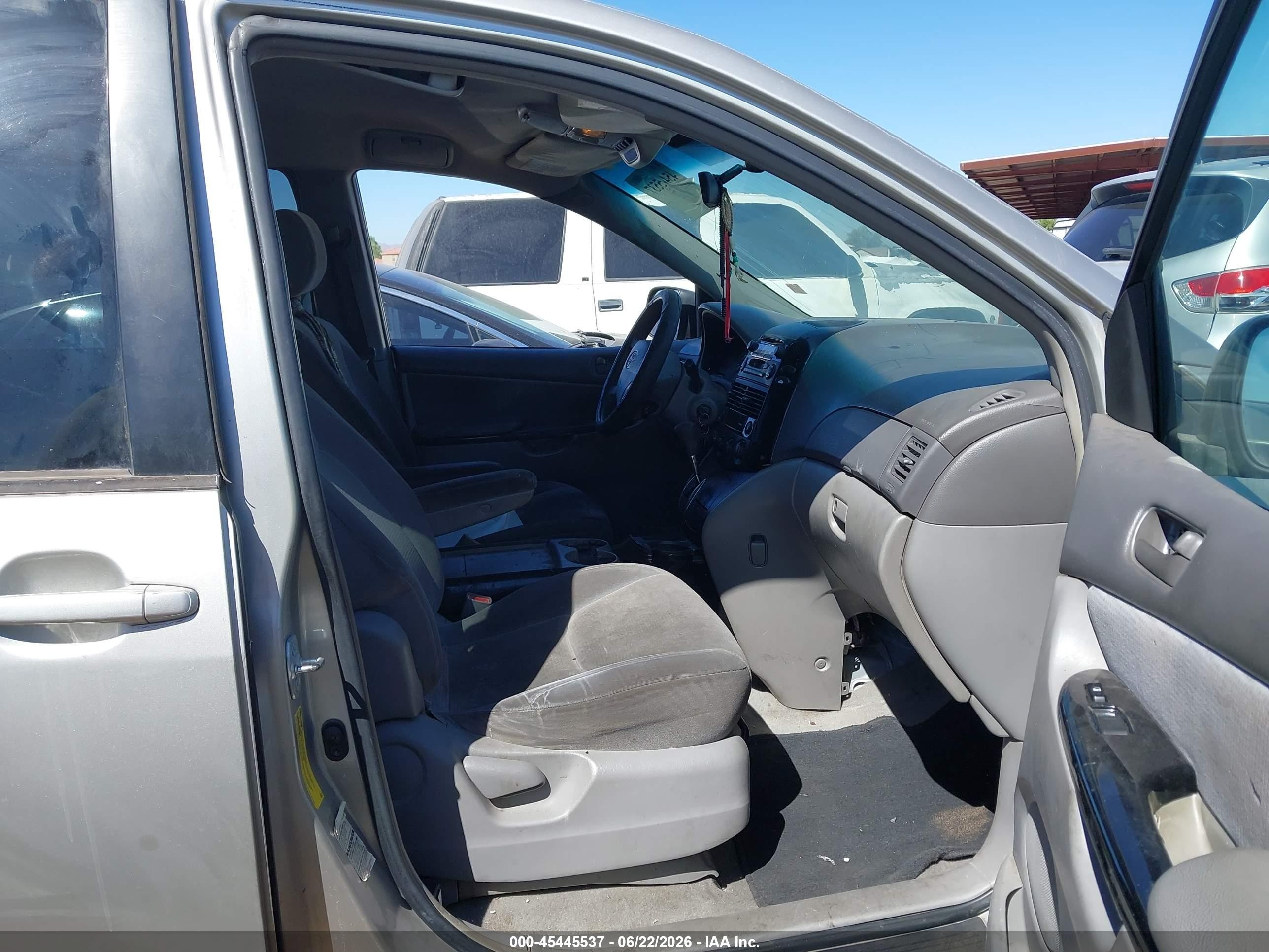 2004 Toyota Sienna Le Silver vin: 5TDBA23C54S024434