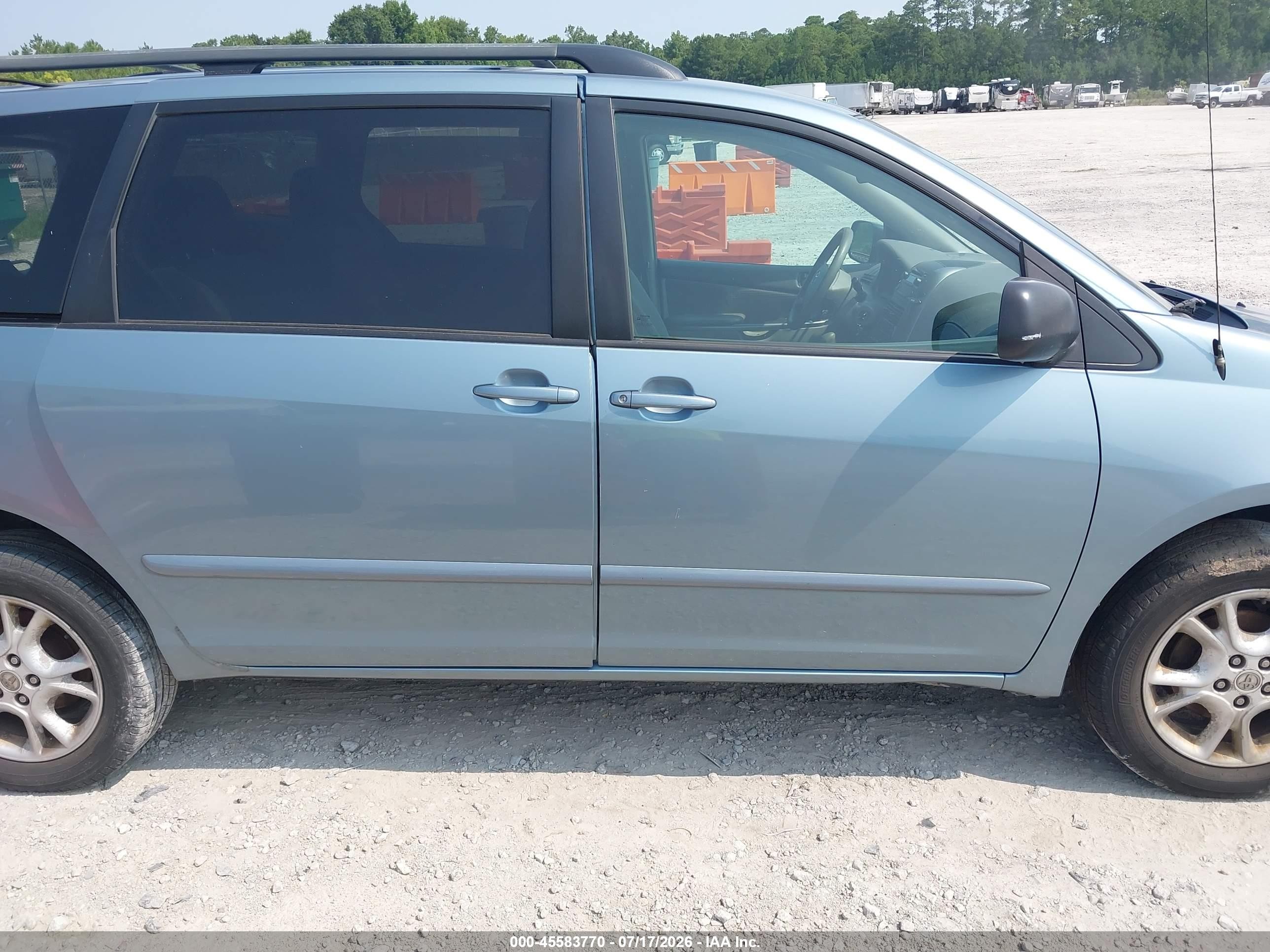 2006 Toyota Sienna Le Blue vin: 5TDBA23C56S072146