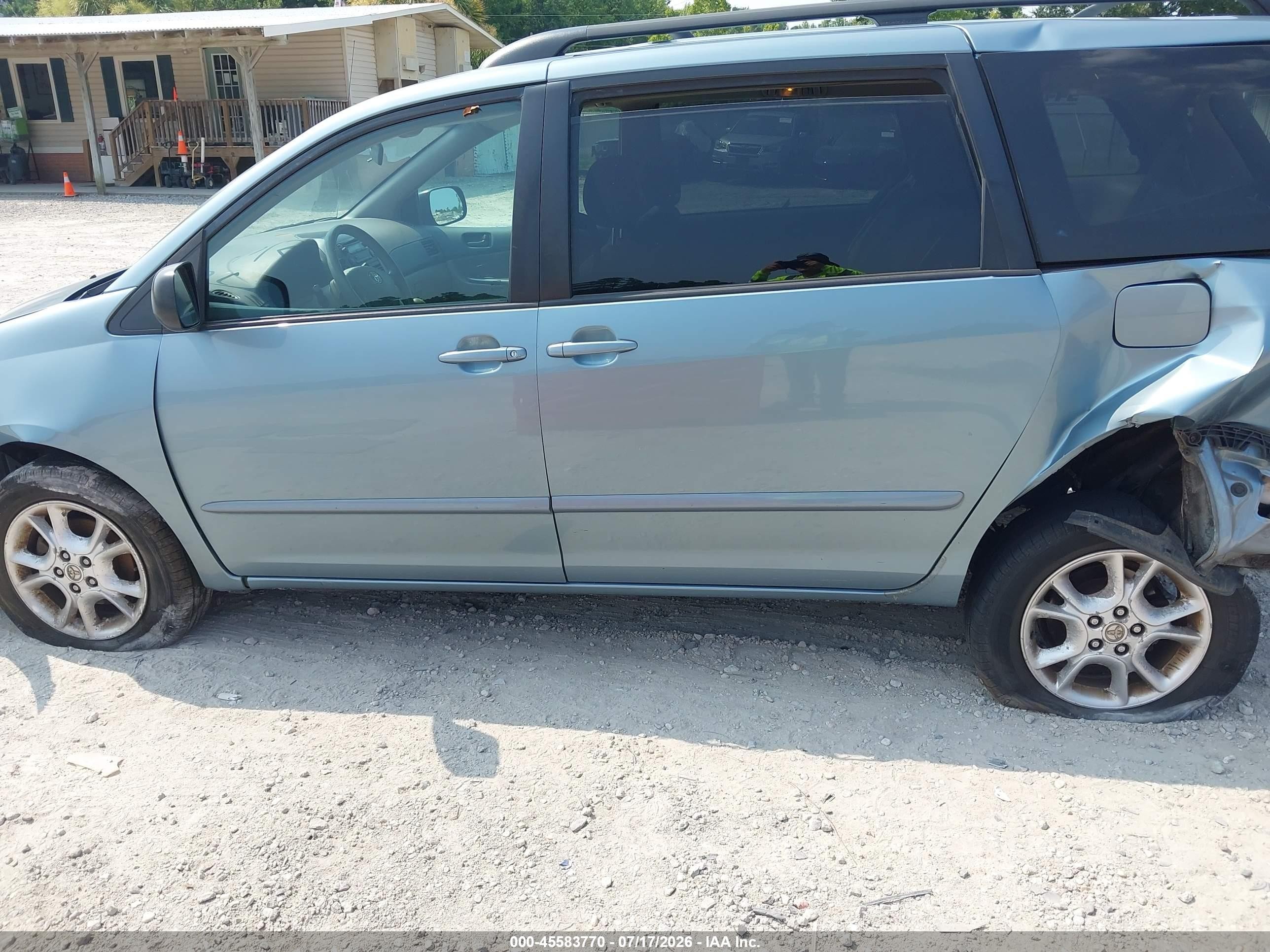 2006 Toyota Sienna Le Blue vin: 5TDBA23C56S072146