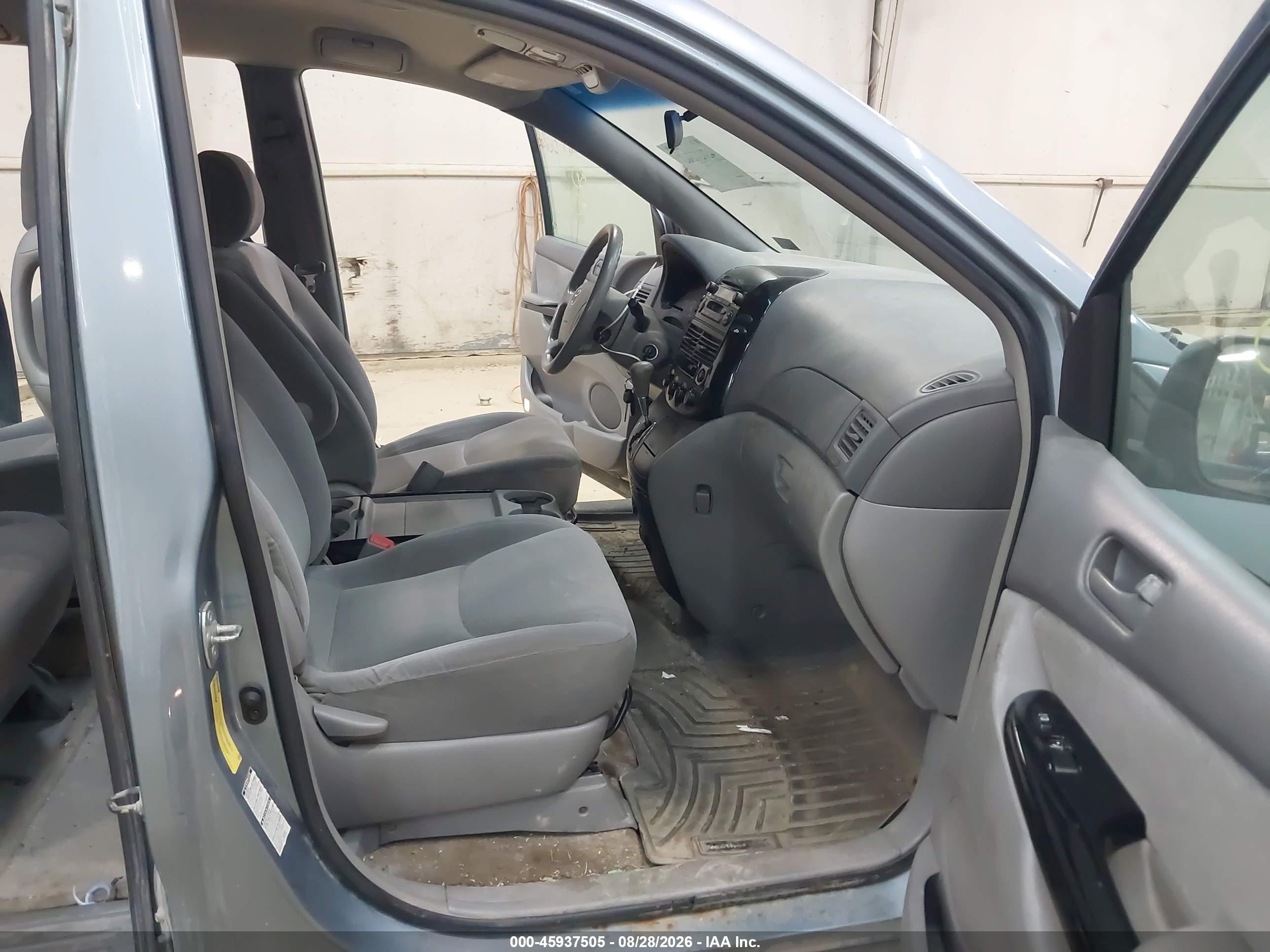 2005 Toyota Sienna Le Синий vin: 5TDBA23C65S044600