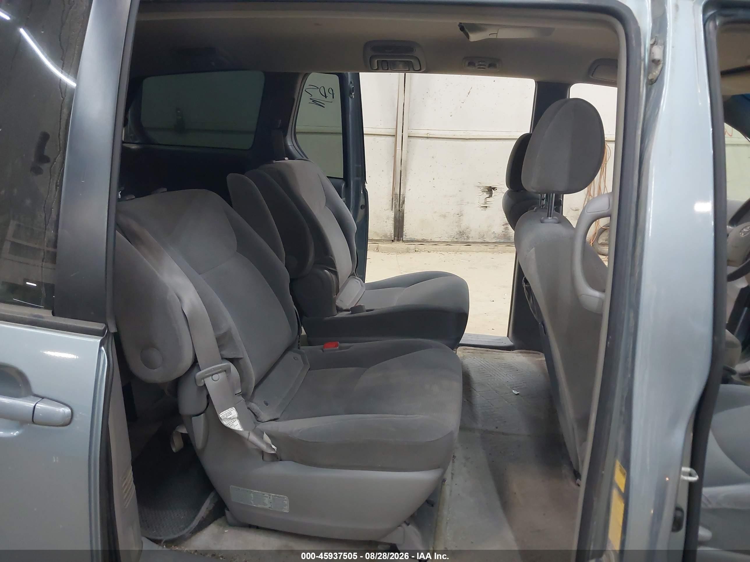 2005 Toyota Sienna Le Синий vin: 5TDBA23C65S044600