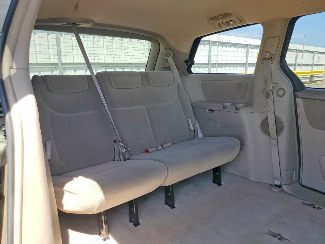 2004 Toyota Sienna Le Tan vin: 5TDBA23C74S003844