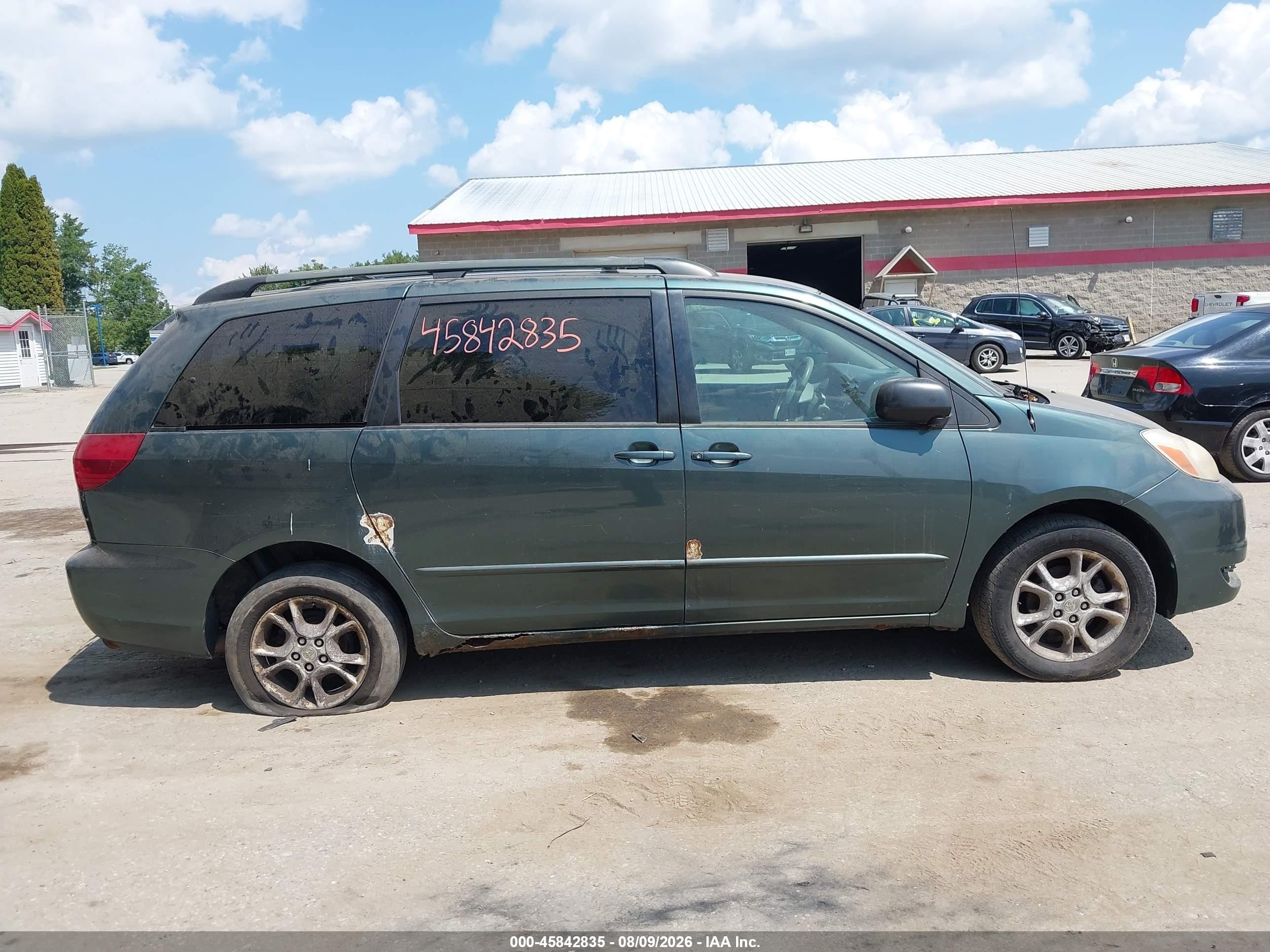 2005 Toyota Sienna Le Green vin: 5TDBA23C75S045397
