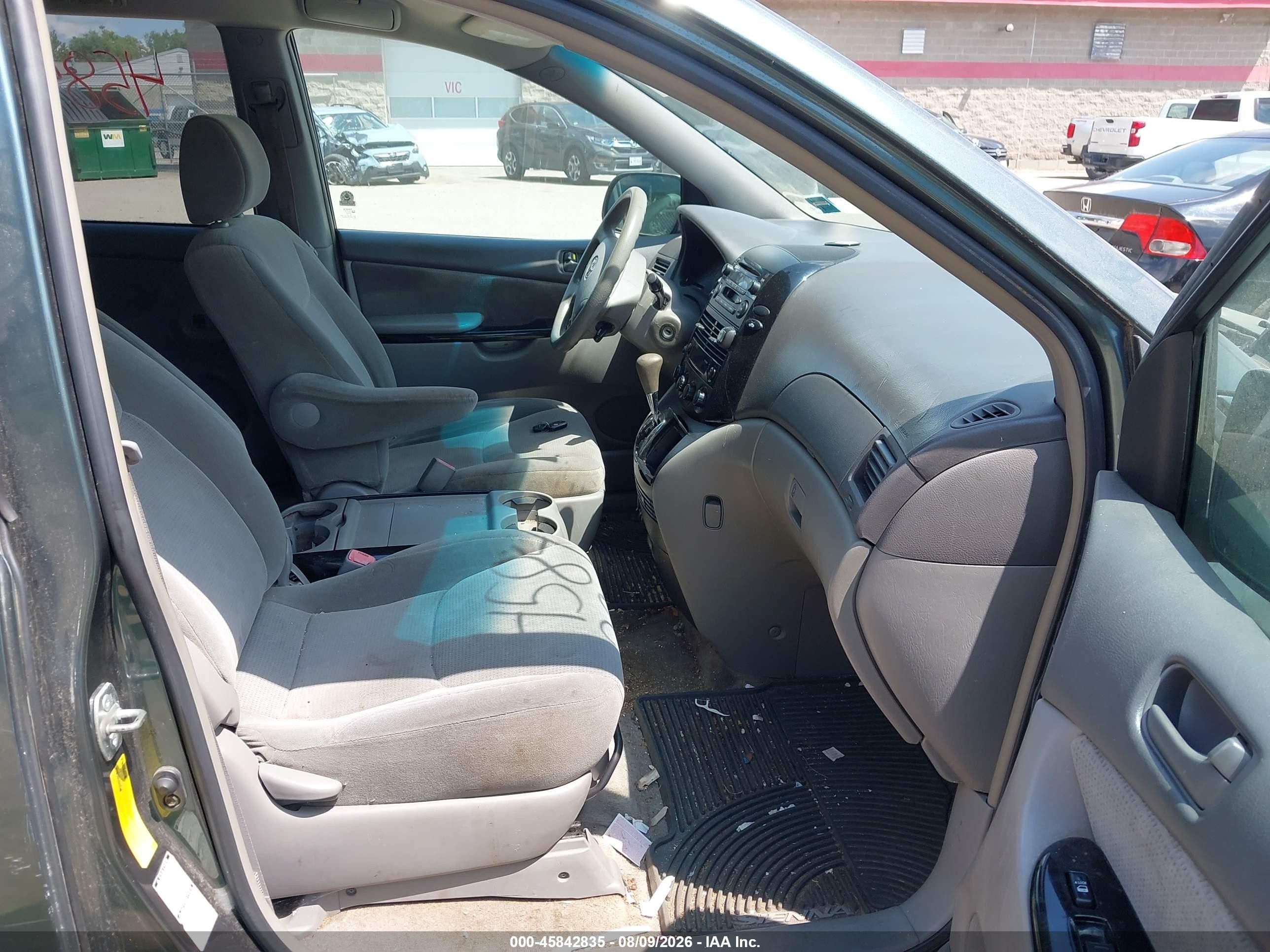 2005 Toyota Sienna Le Green vin: 5TDBA23C75S045397
