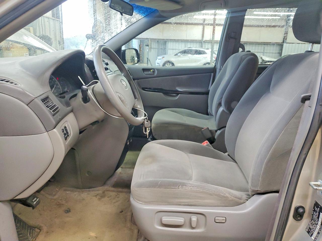 2005 Toyota Sienna Le Серебряный vin: 5TDBA23C75S052768