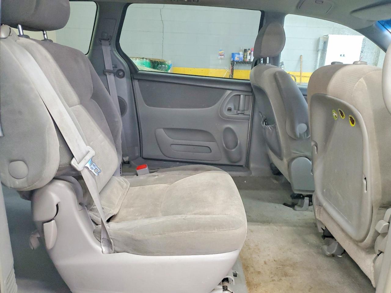 2005 Toyota Sienna Le Серебряный vin: 5TDBA23C75S052768