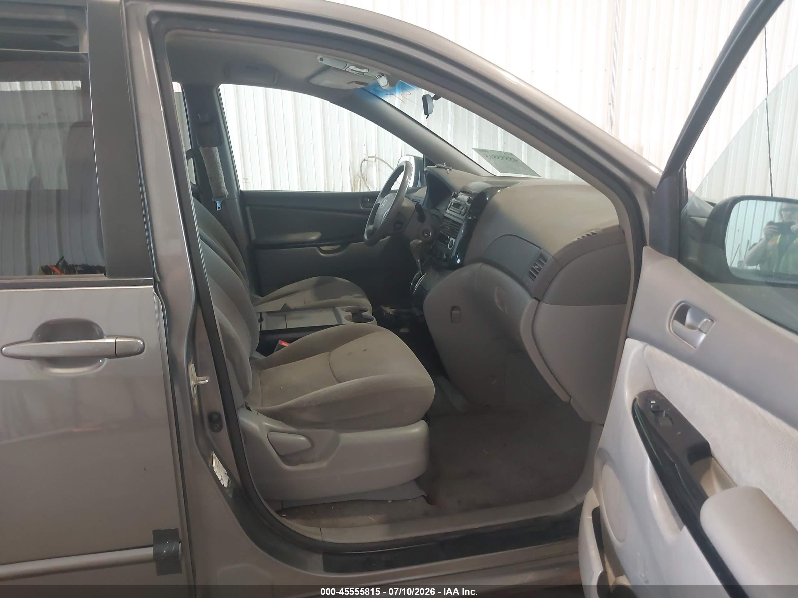 2004 Toyota Sienna Le Gray vin: 5TDBA23C84S005876