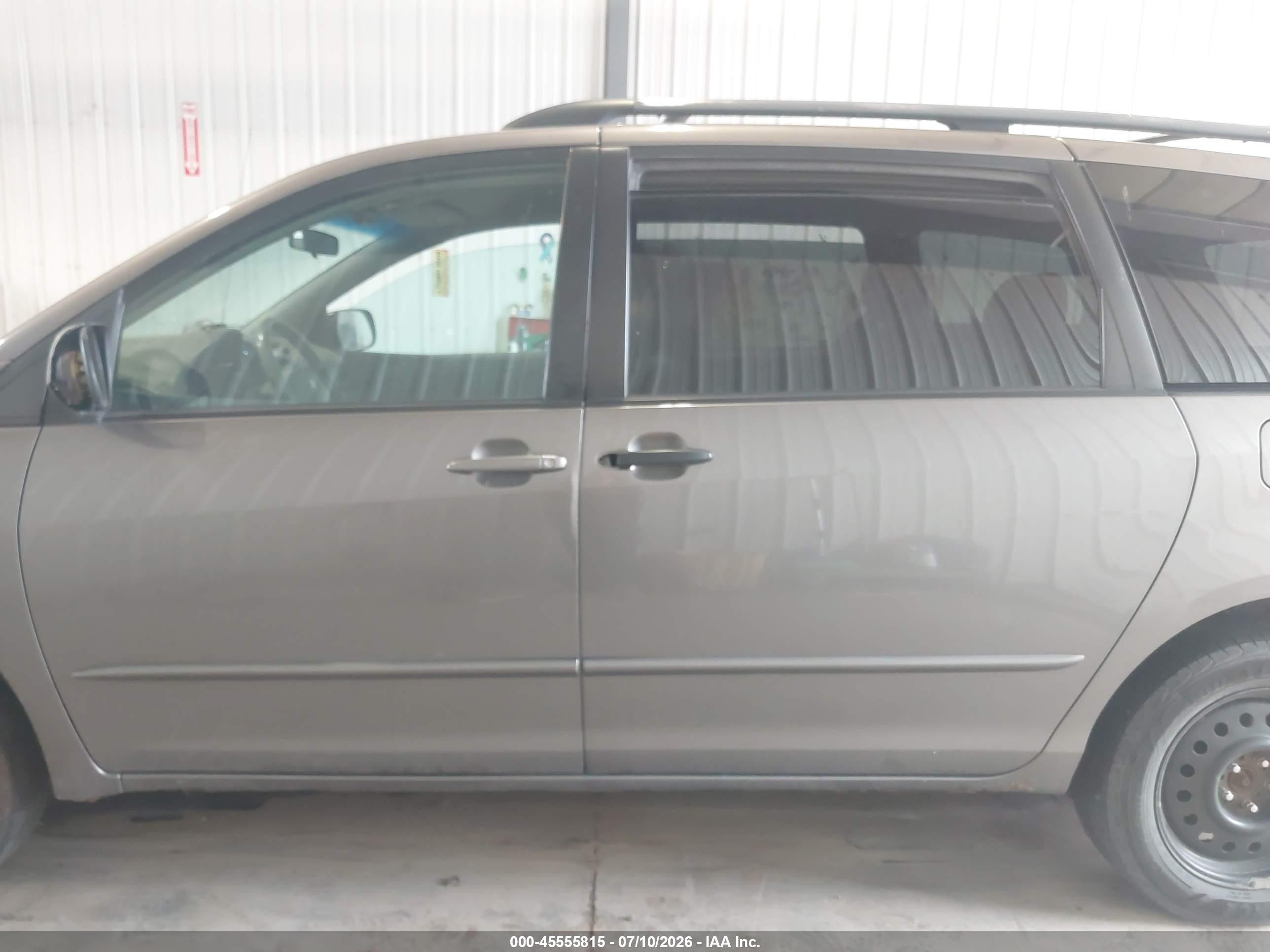2004 Toyota Sienna Le Gray vin: 5TDBA23C84S005876