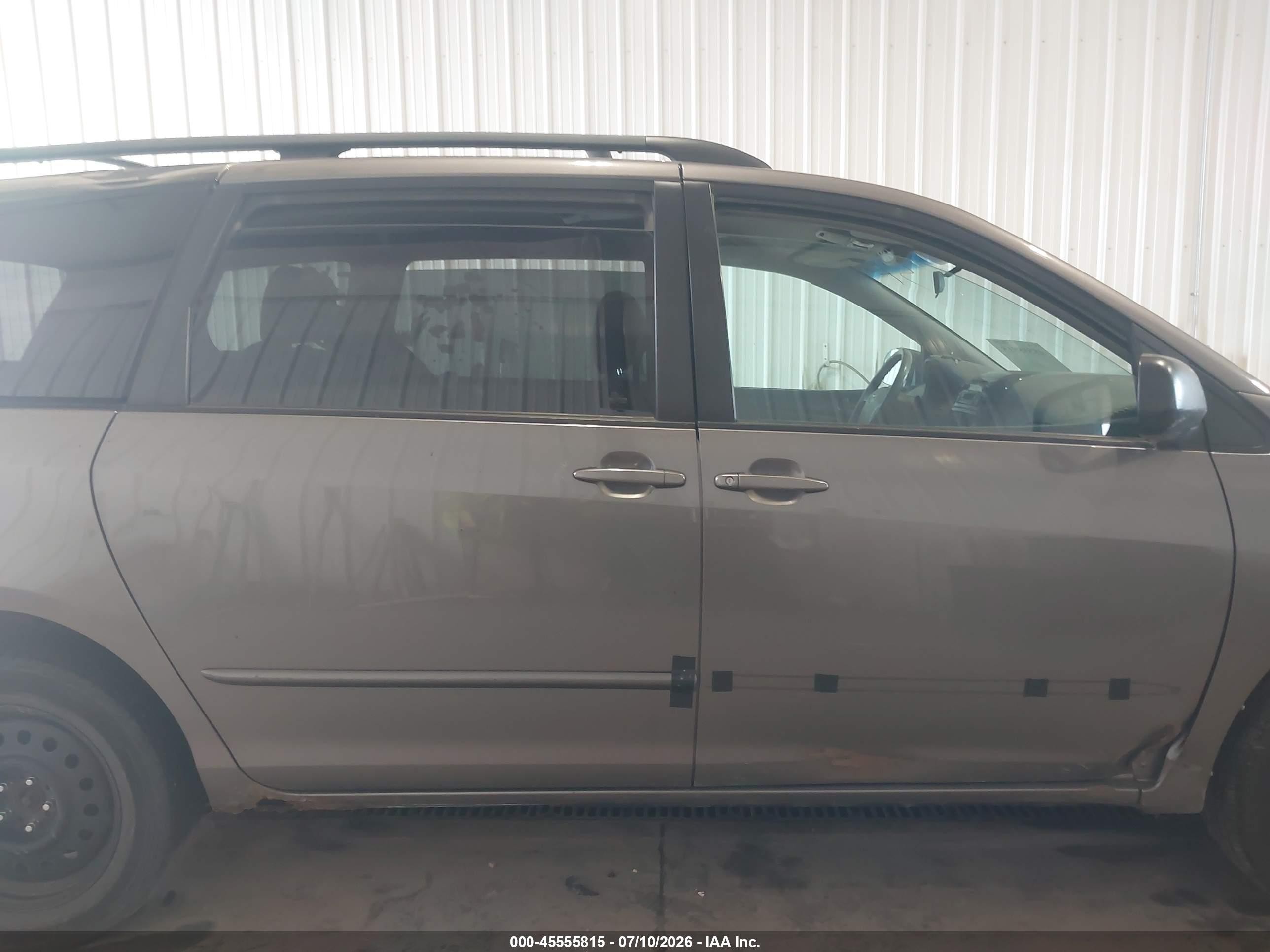 2004 Toyota Sienna Le Gray vin: 5TDBA23C84S005876