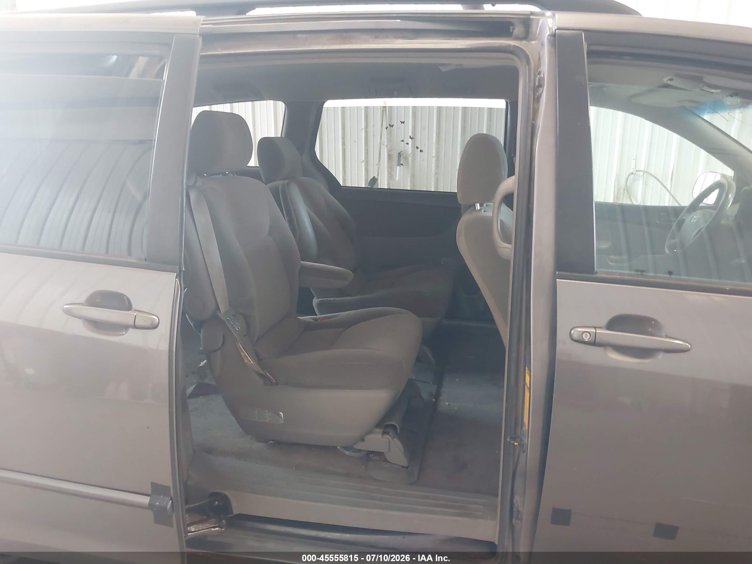 2004 Toyota Sienna Le Gray vin: 5TDBA23C84S005876