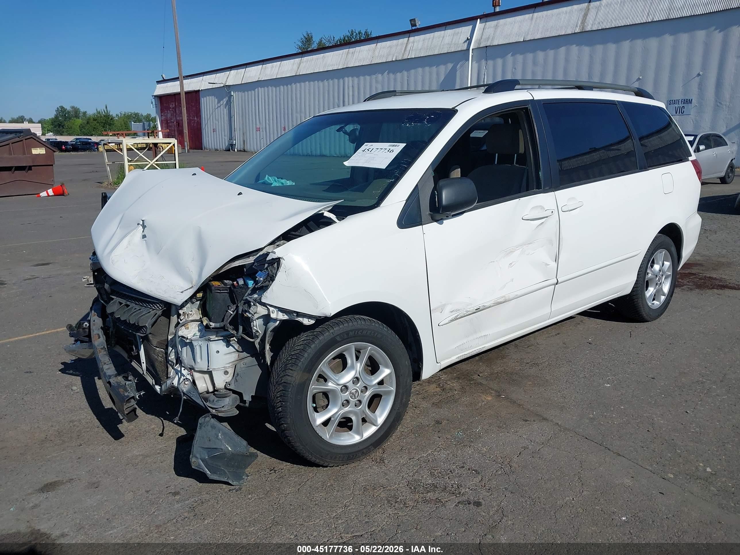 2005 Toyota Sienna Le White vin: 5TDBA23C85S042329