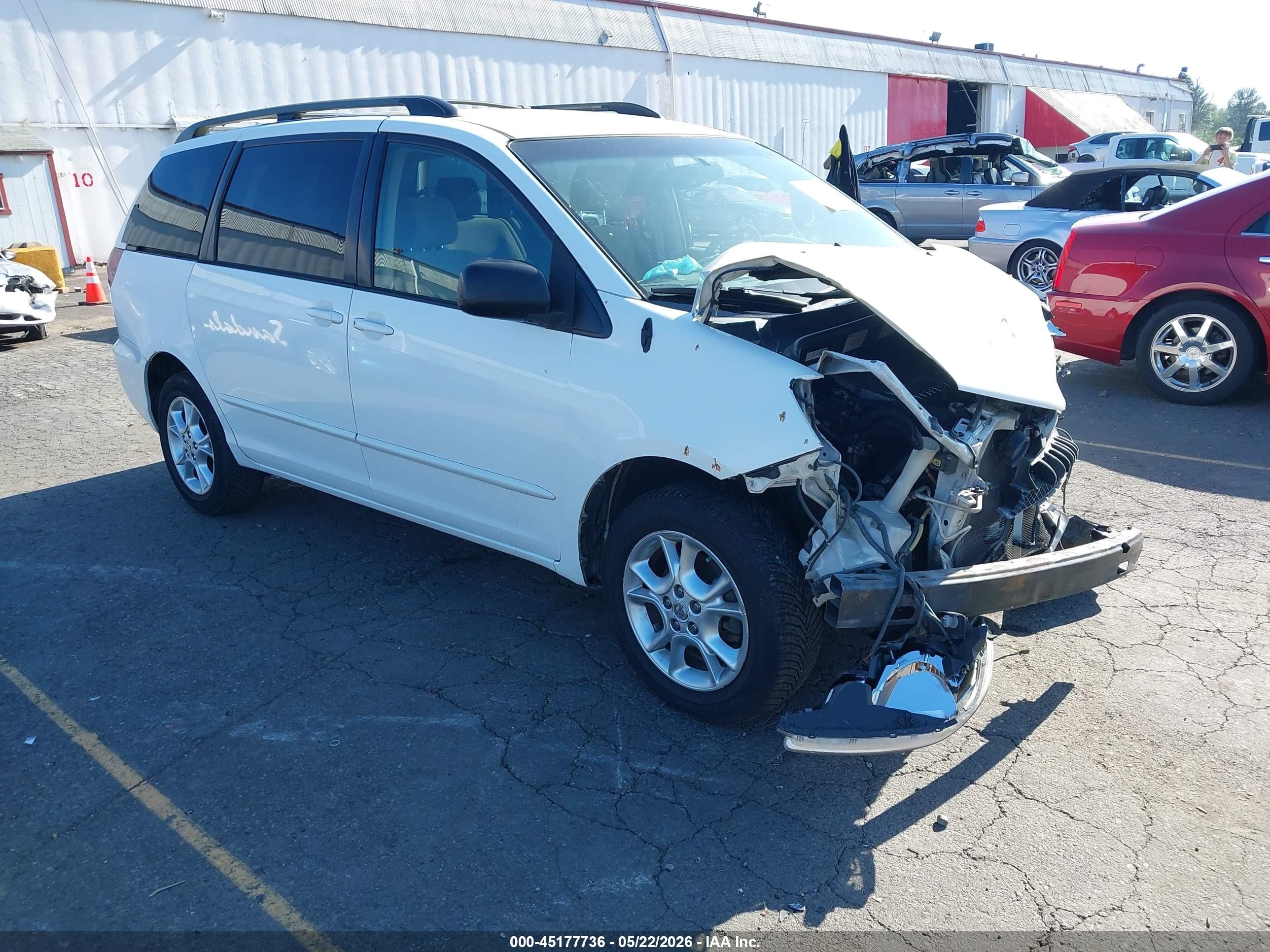 2005 Toyota Sienna Le White vin: 5TDBA23C85S042329
