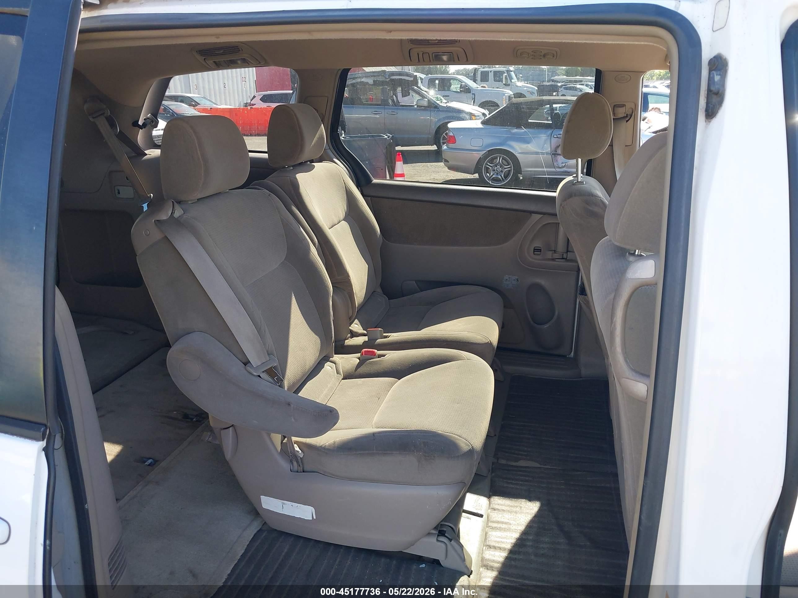 2005 Toyota Sienna Le White vin: 5TDBA23C85S042329