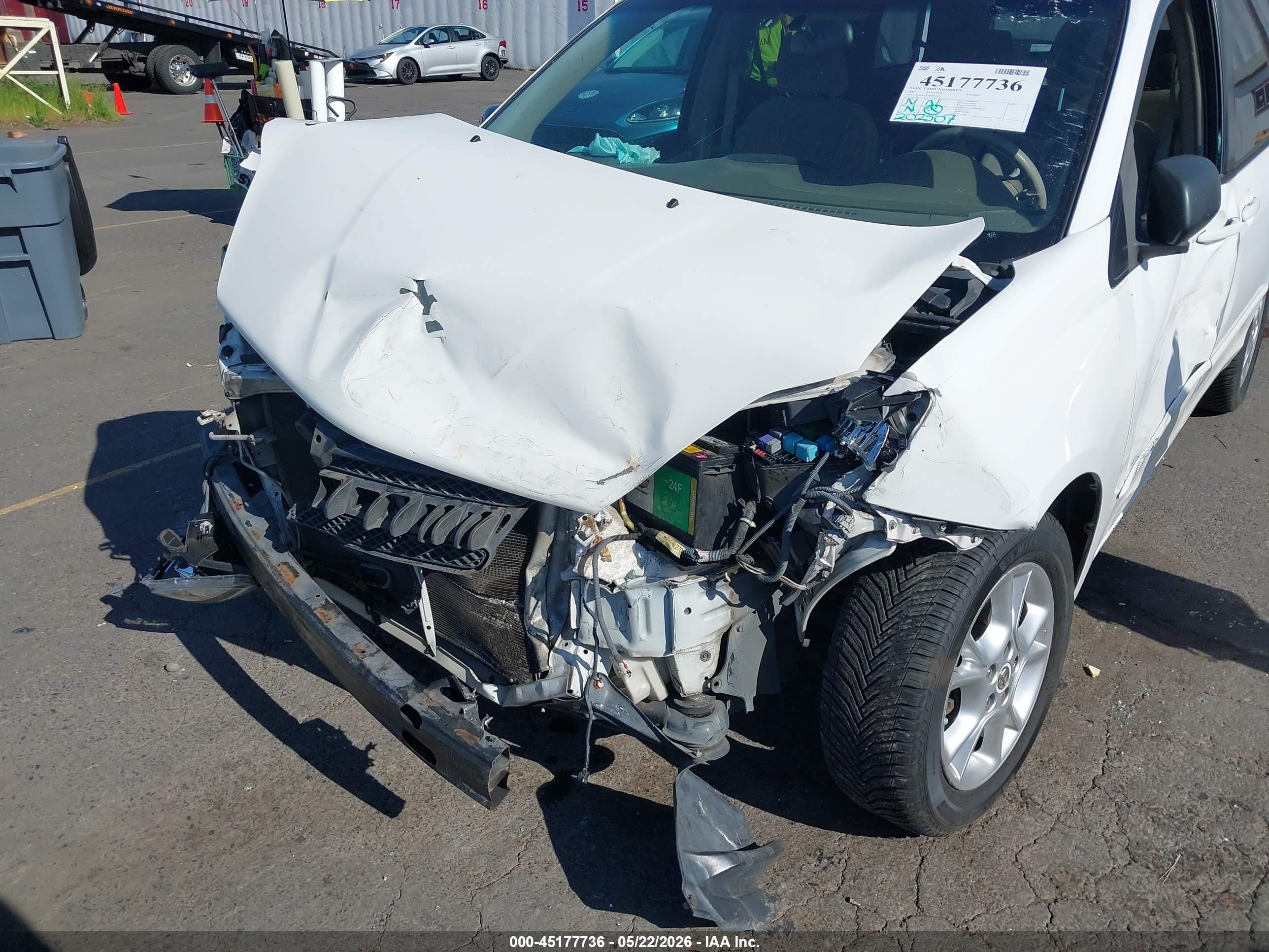 2005 Toyota Sienna Le White vin: 5TDBA23C85S042329