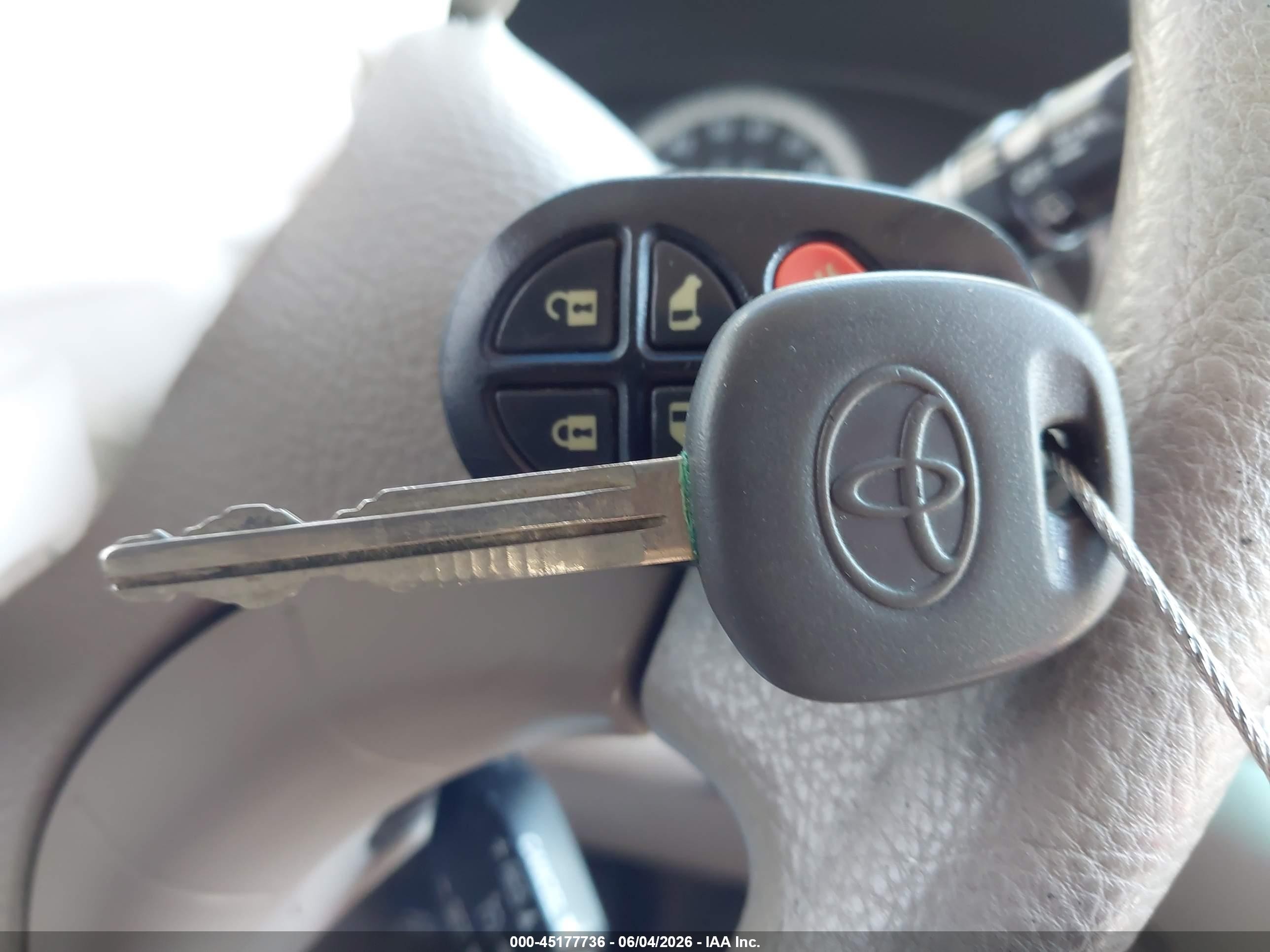 2005 Toyota Sienna Le White vin: 5TDBA23C85S042329
