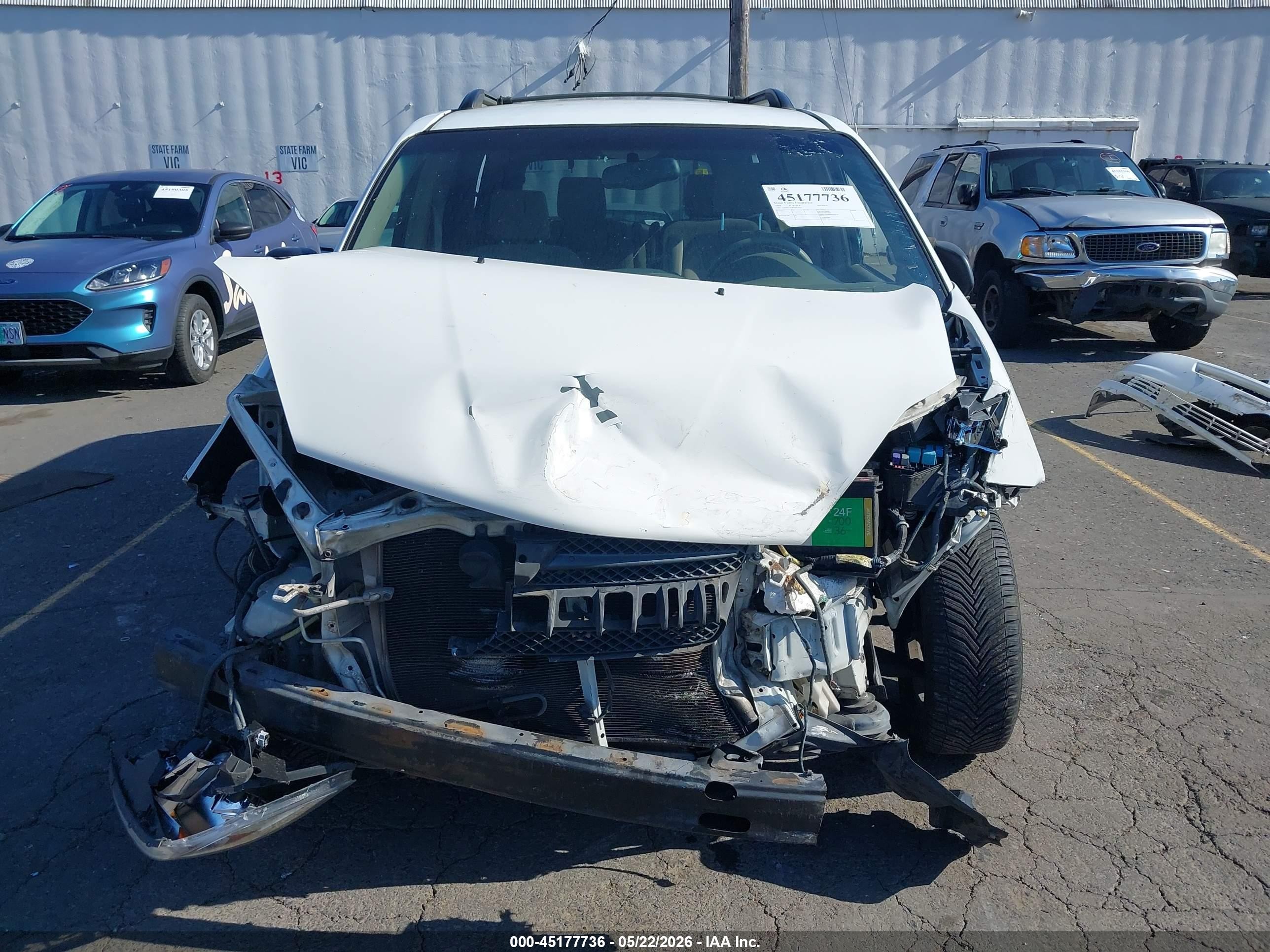 2005 Toyota Sienna Le White vin: 5TDBA23C85S042329