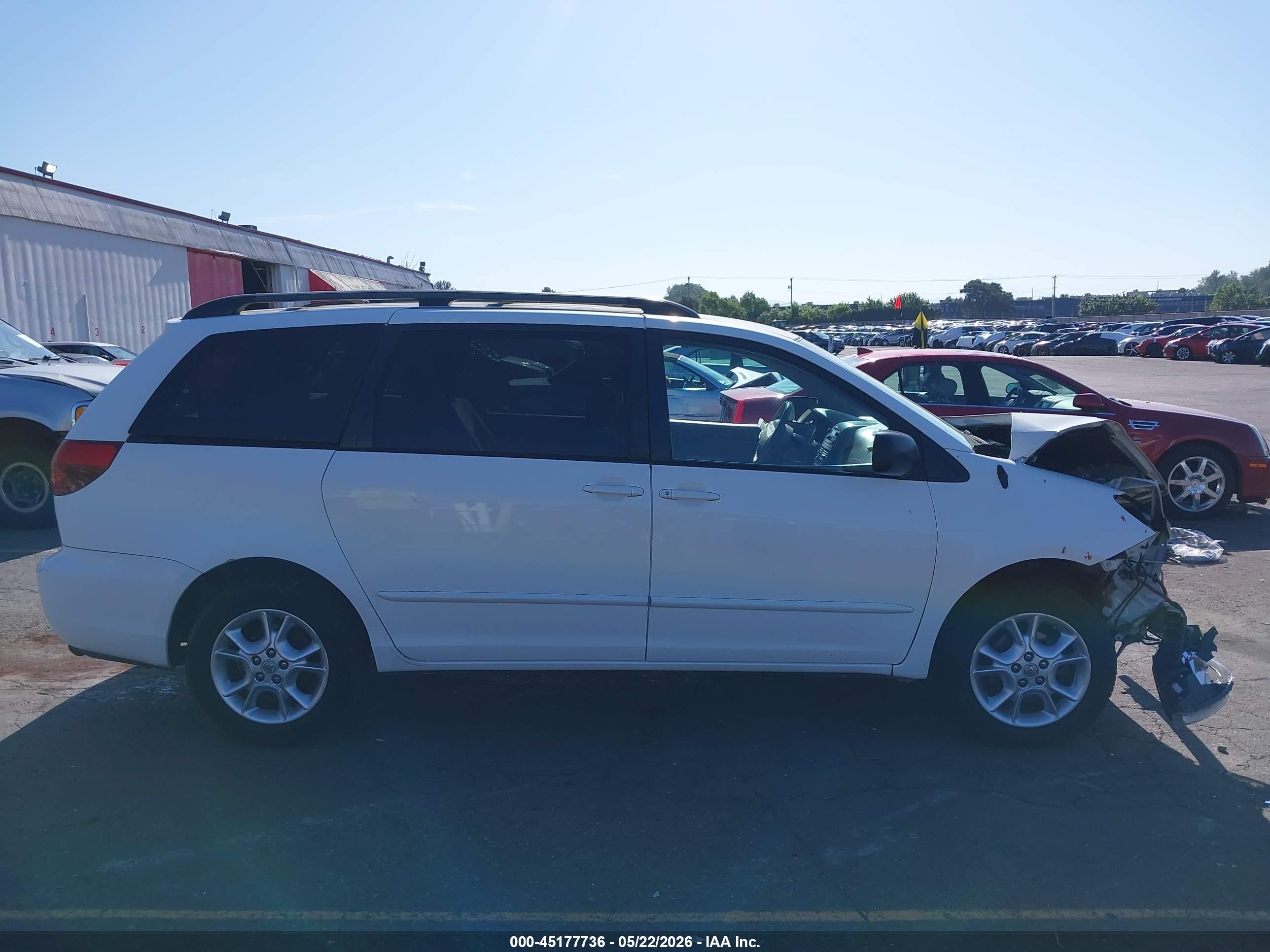 2005 Toyota Sienna Le White vin: 5TDBA23C85S042329