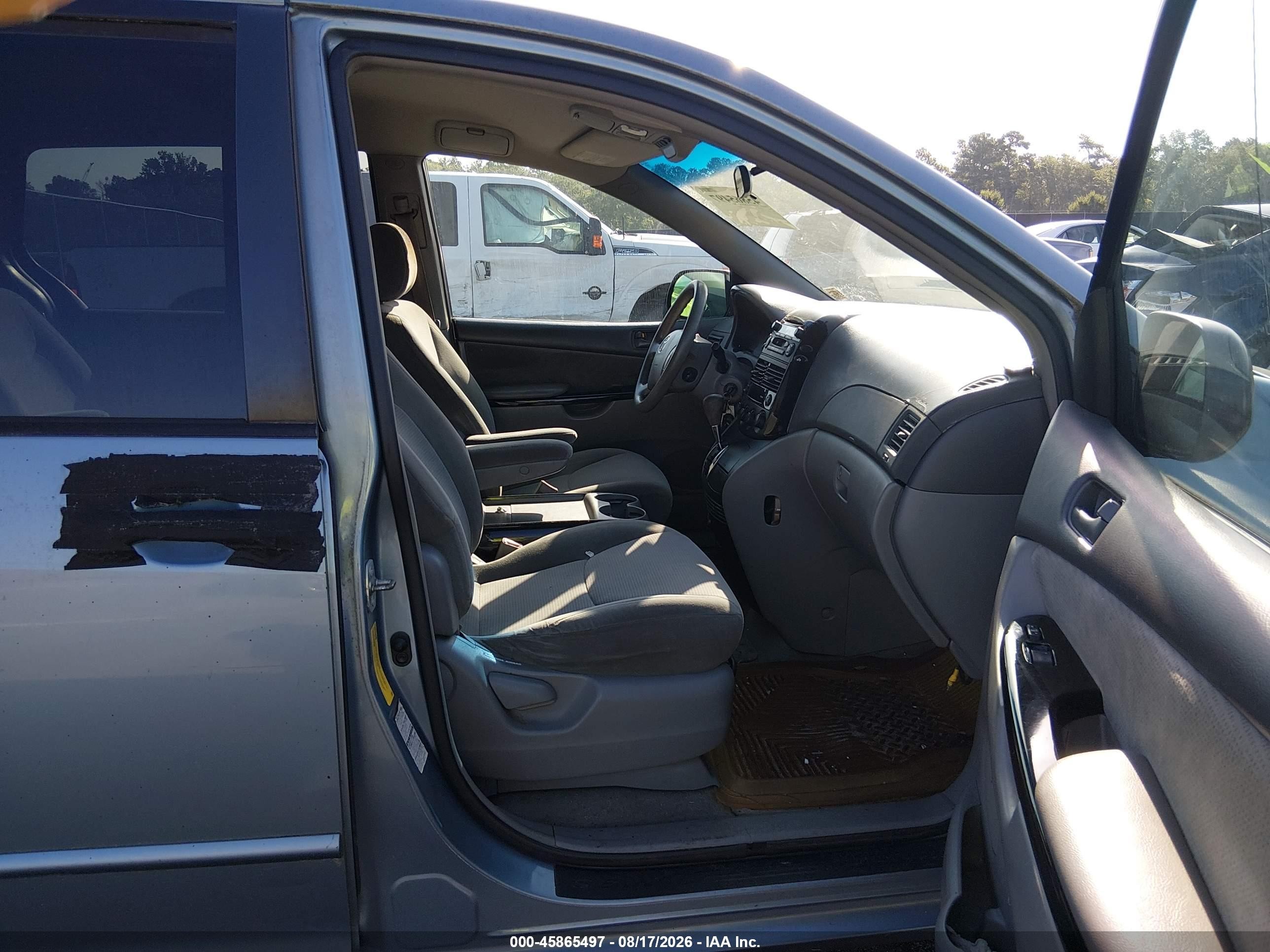 2004 Toyota Sienna Le Gray vin: 5TDBA23CX4S015115