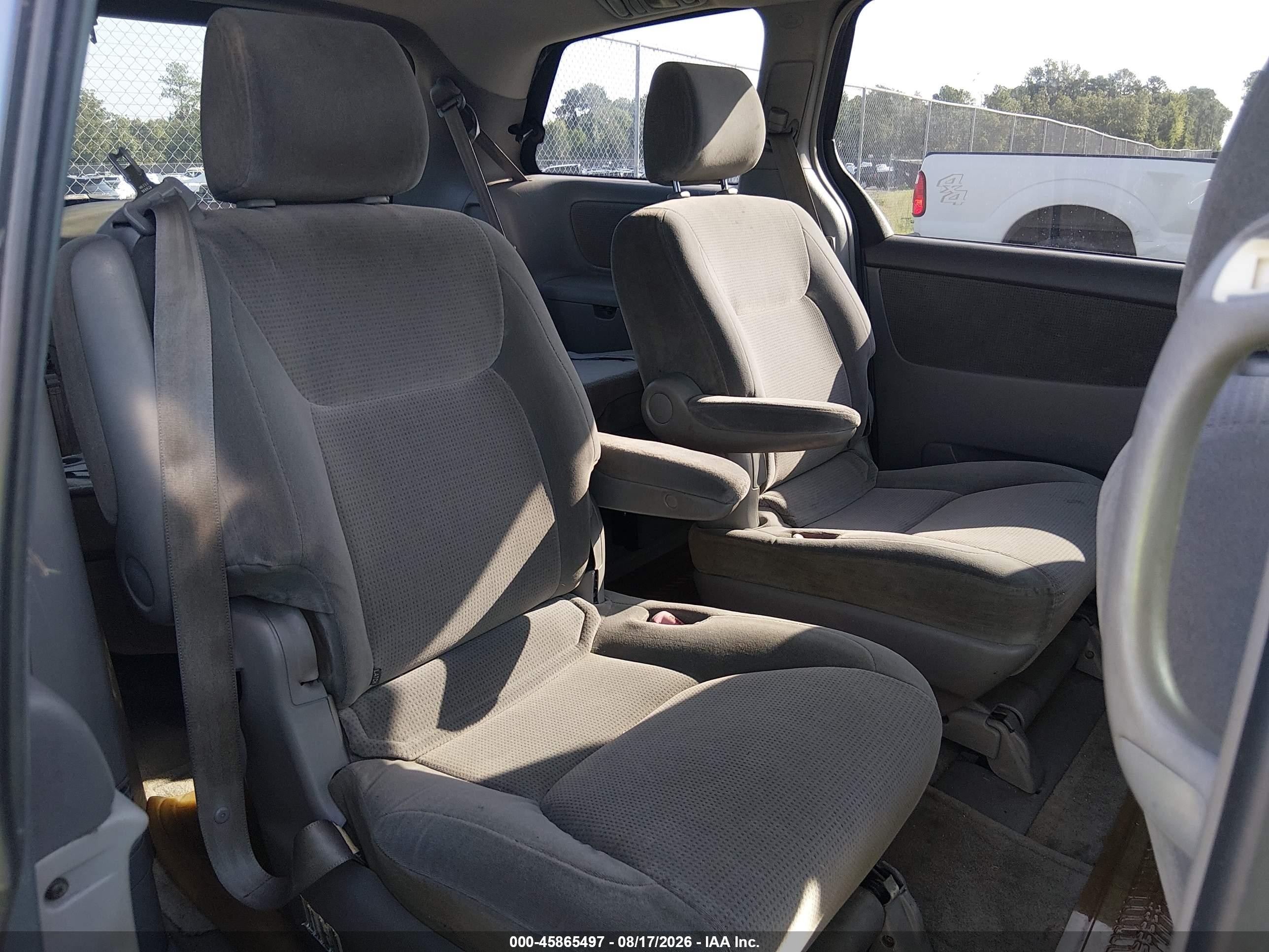 2004 Toyota Sienna Le Gray vin: 5TDBA23CX4S015115