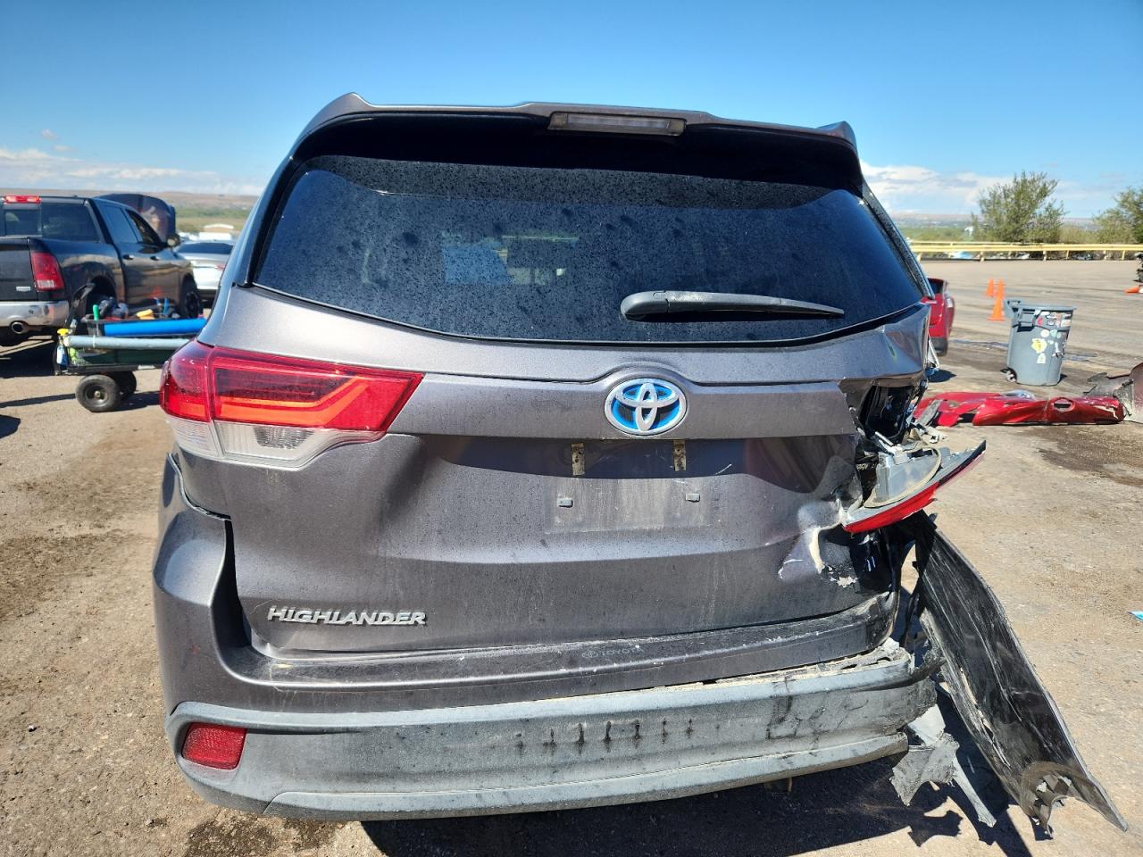 2018 Toyota Highlander Hybrid Gray vin: 5TDBGRFH1JS038776
