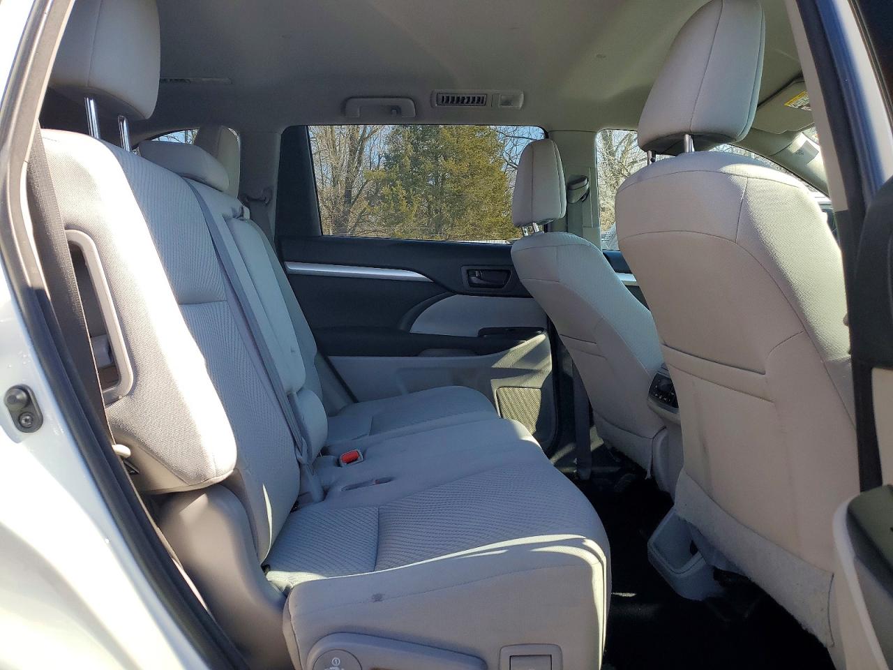2017 Toyota Highlander White vin: 5TDBGRFH7HS028652