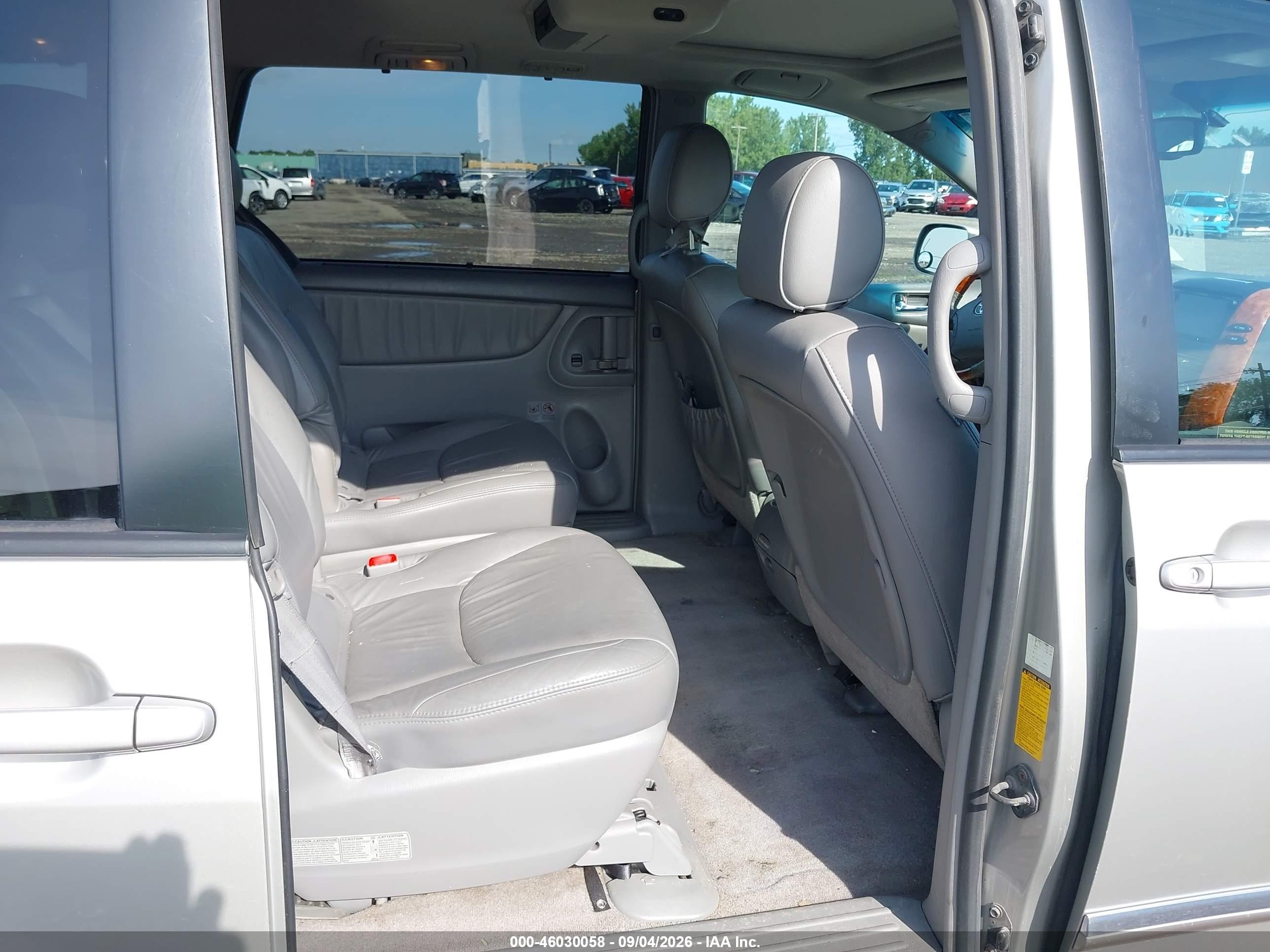 2008 Toyota Sienna Limited Silver vin: 5TDBK22C08S016889