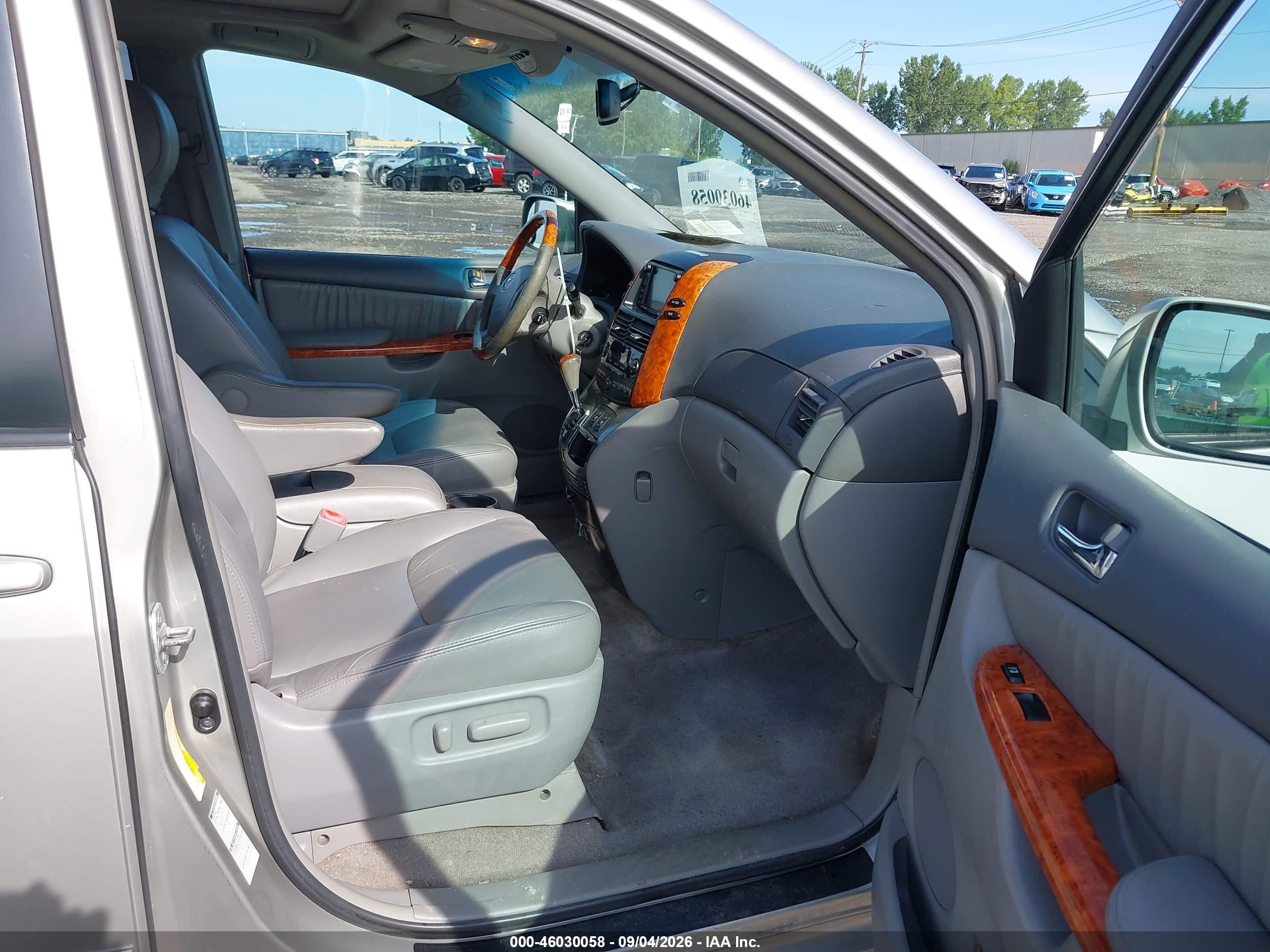 2008 Toyota Sienna Limited Silver vin: 5TDBK22C08S016889