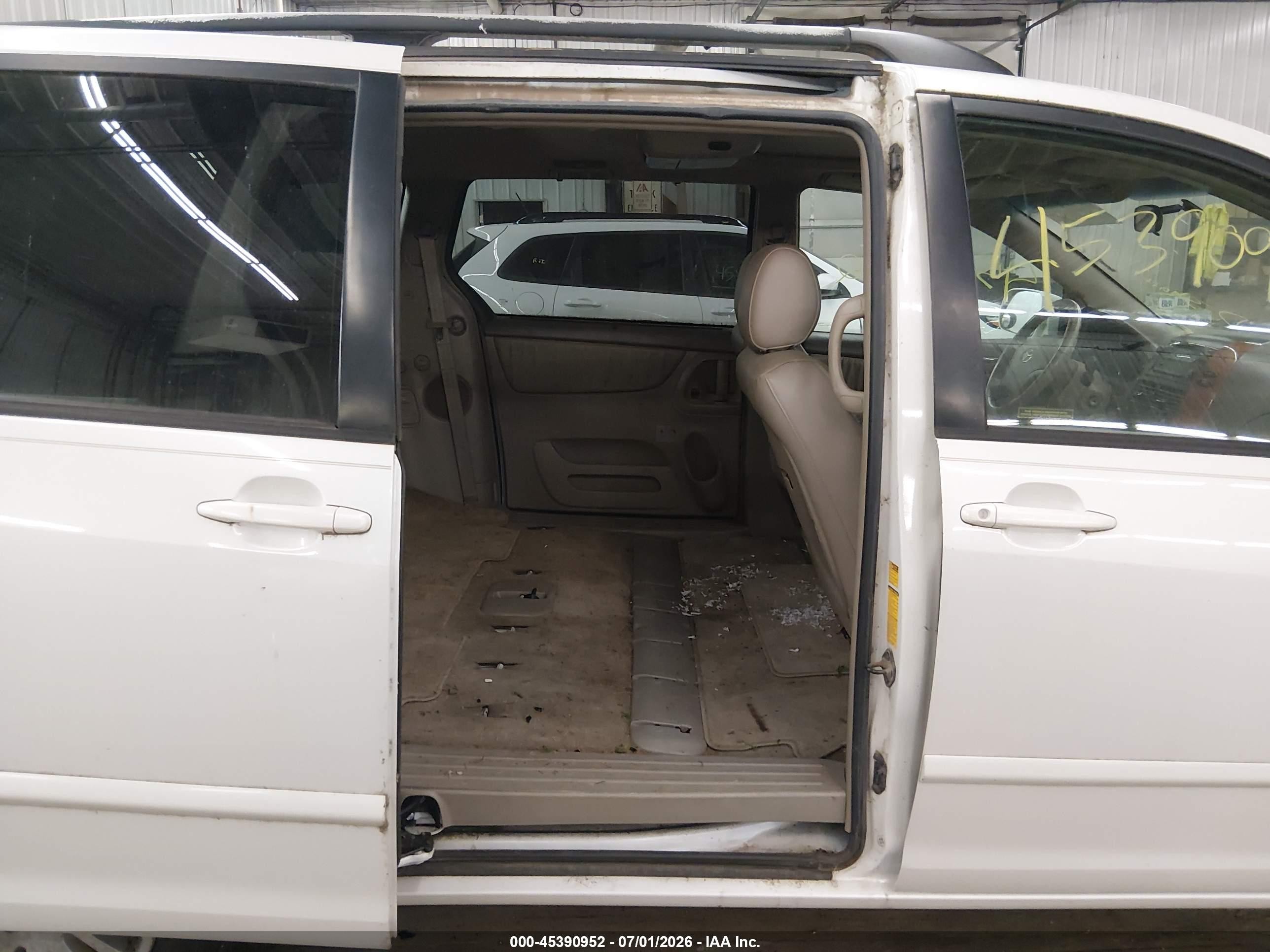 2008 Toyota Sienna Xle White vin: 5TDBK22C18S021941