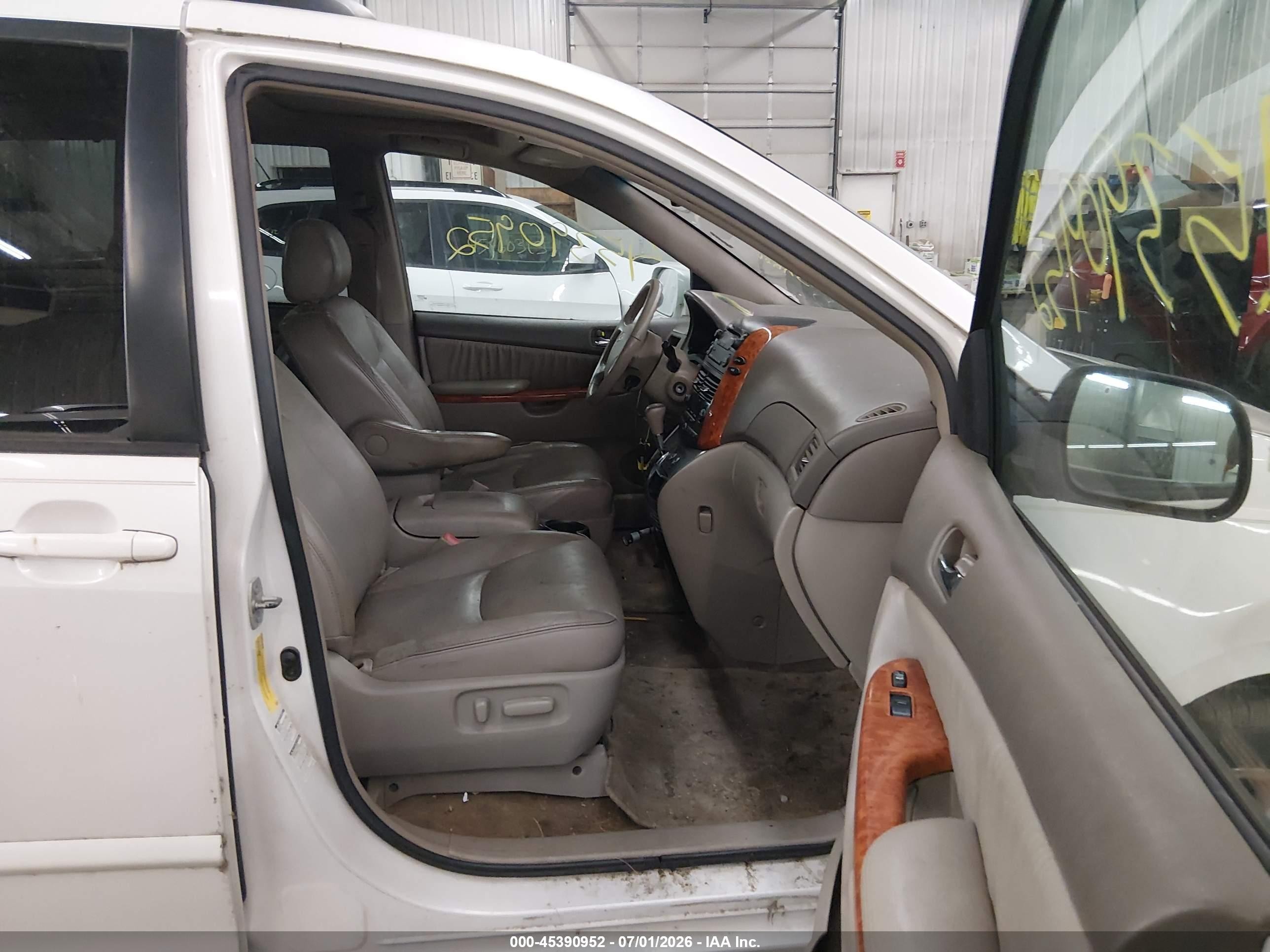 2008 Toyota Sienna Xle White vin: 5TDBK22C18S021941