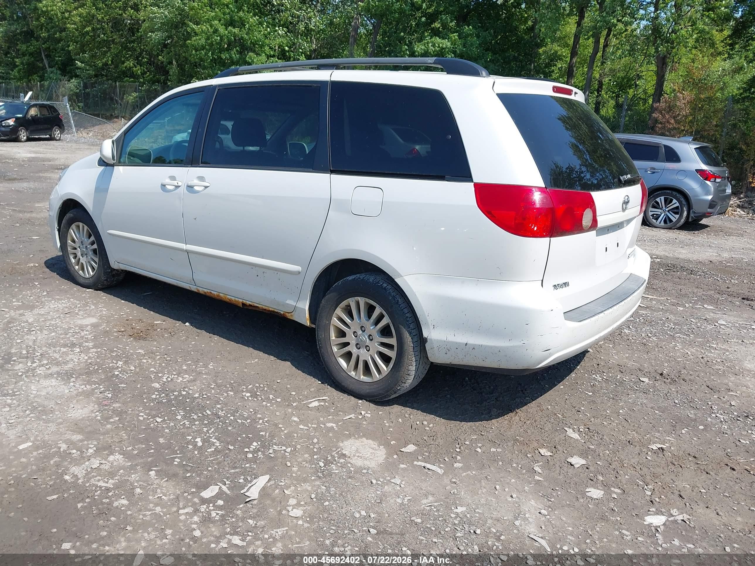 2007 Toyota Sienna Xle White vin: 5TDBK22C27S003933
