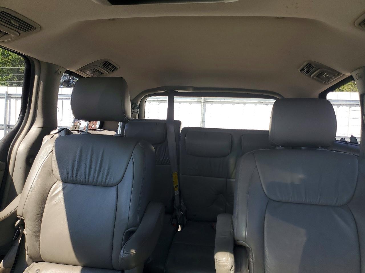 2007 Toyota Sienna Xle 7-passenger Серебряный vin: 5TDBK22C27S007108