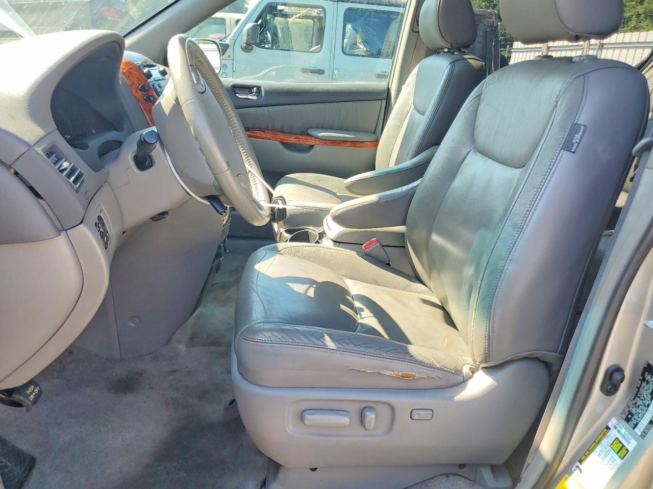 2007 Toyota Sienna Xle 7-passenger Серебряный vin: 5TDBK22C27S007108