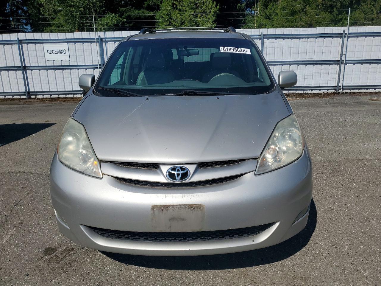 2007 Toyota Sienna Xle 7-passenger Серебряный vin: 5TDBK22C27S007108