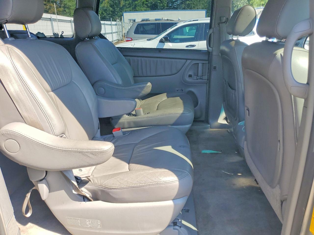 2007 Toyota Sienna Xle 7-passenger Серебряный vin: 5TDBK22C27S007108