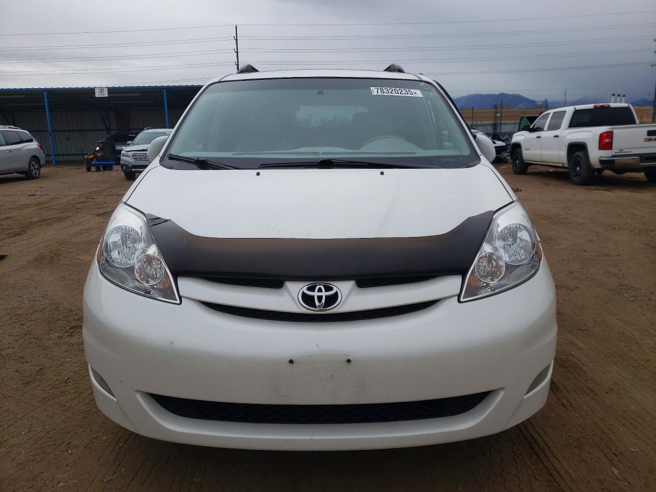 2007 Toyota Sienna White vin: 5TDBK22C27S007674