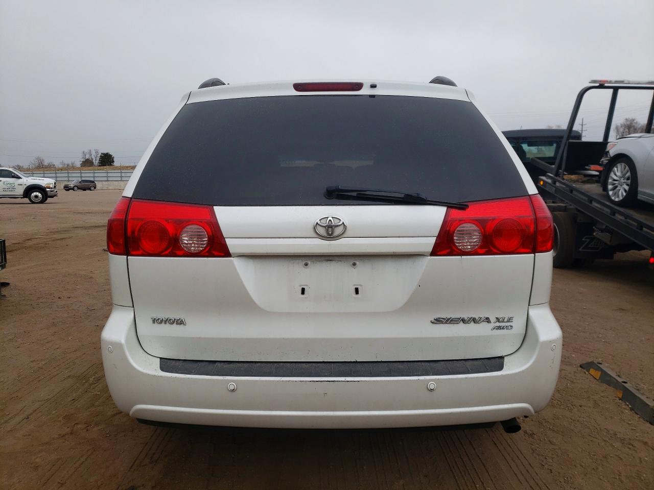 2007 Toyota Sienna White vin: 5TDBK22C27S007674