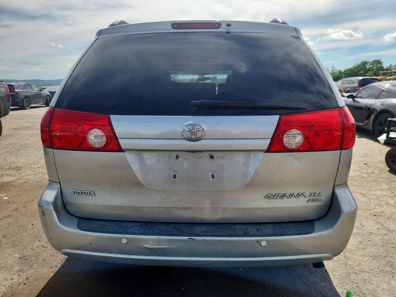 2009 Toyota Sienna Xle Silver vin: 5TDBK22C29S026907
