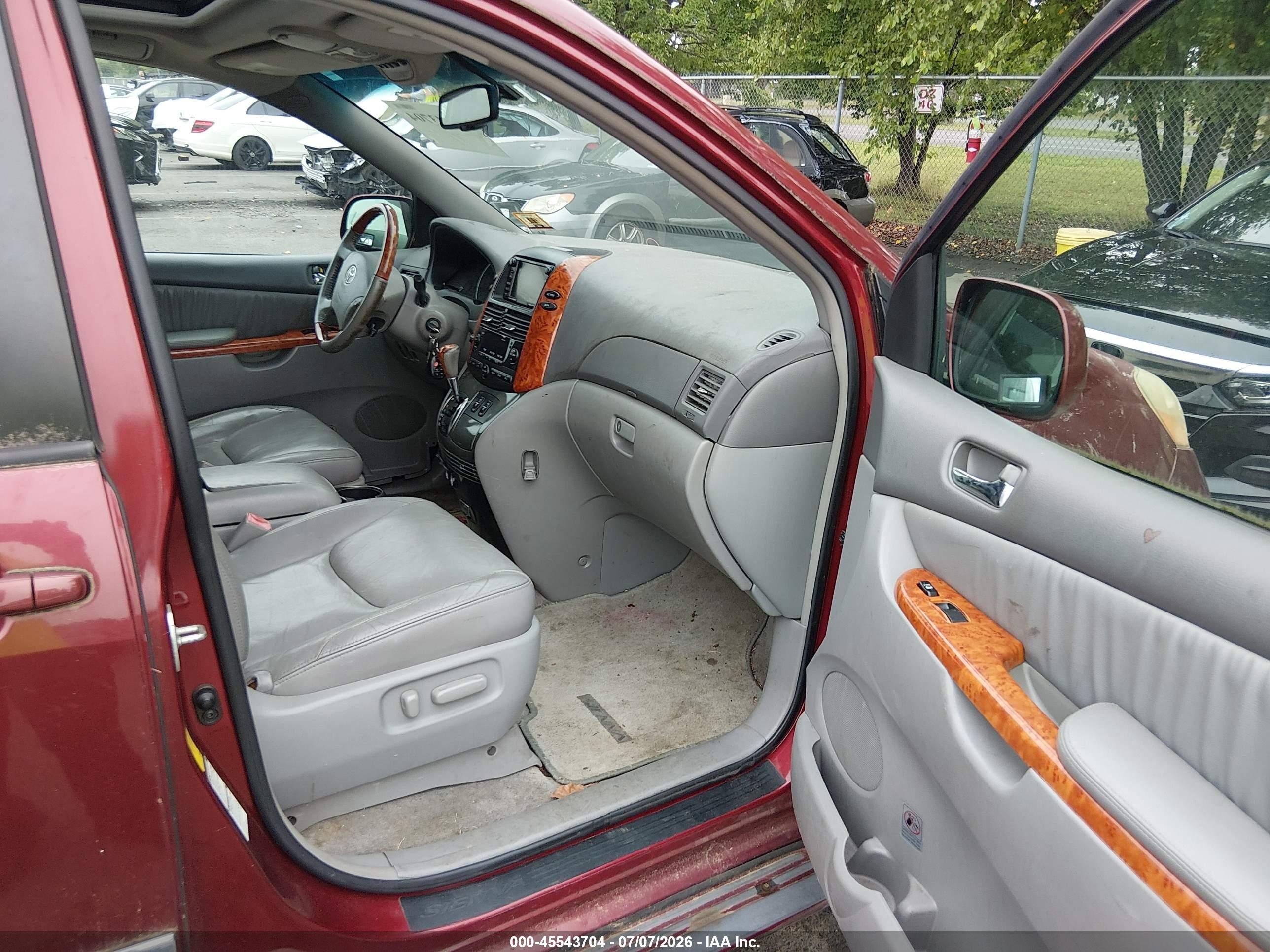 2008 Toyota Sienna Limited Red vin: 5TDBK22C38S009869