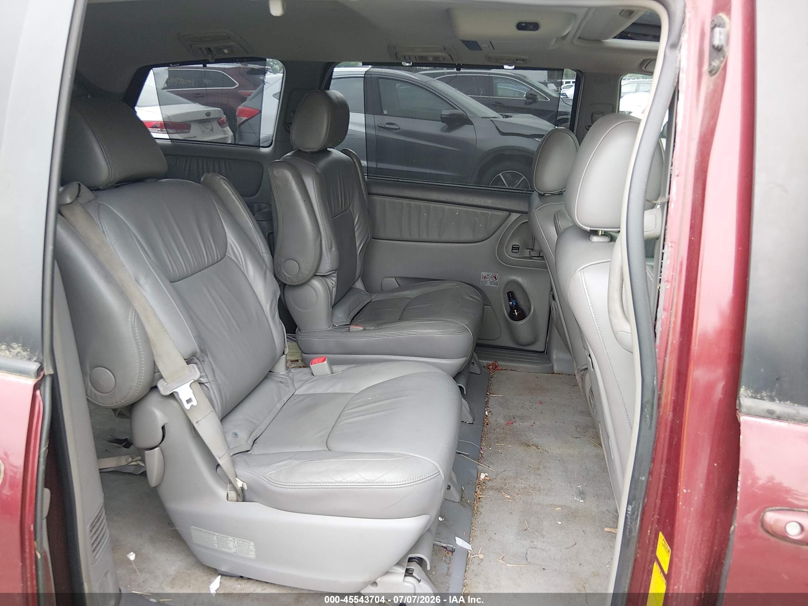 2008 Toyota Sienna Limited Red vin: 5TDBK22C38S009869