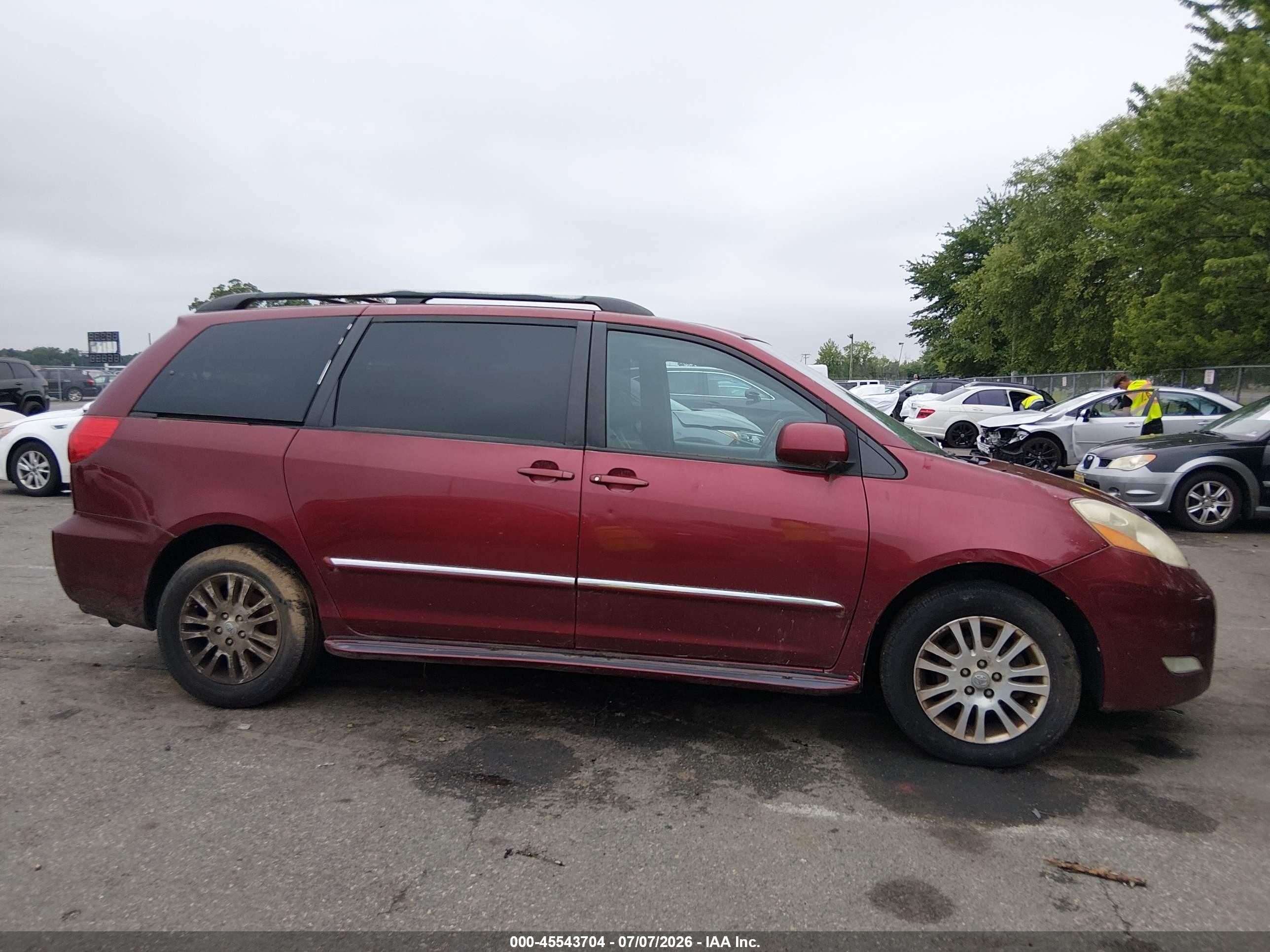 2008 Toyota Sienna Limited Red vin: 5TDBK22C38S009869