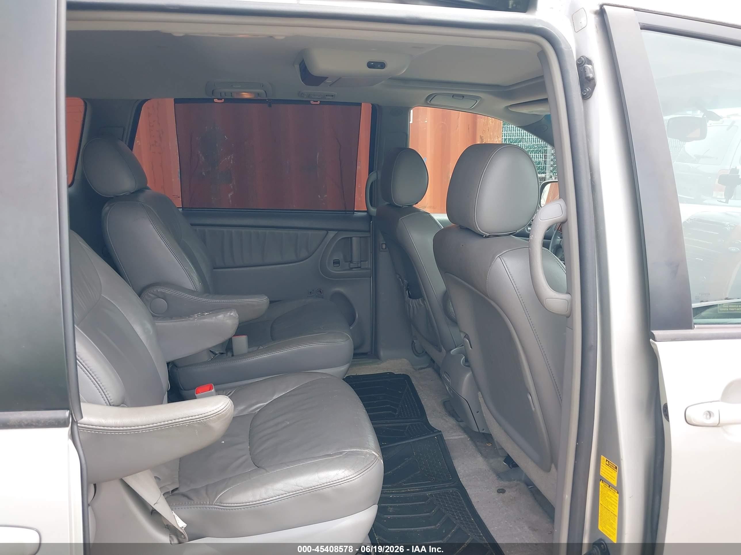 2008 Toyota Sienna Limited Silver vin: 5TDBK22C48S014899