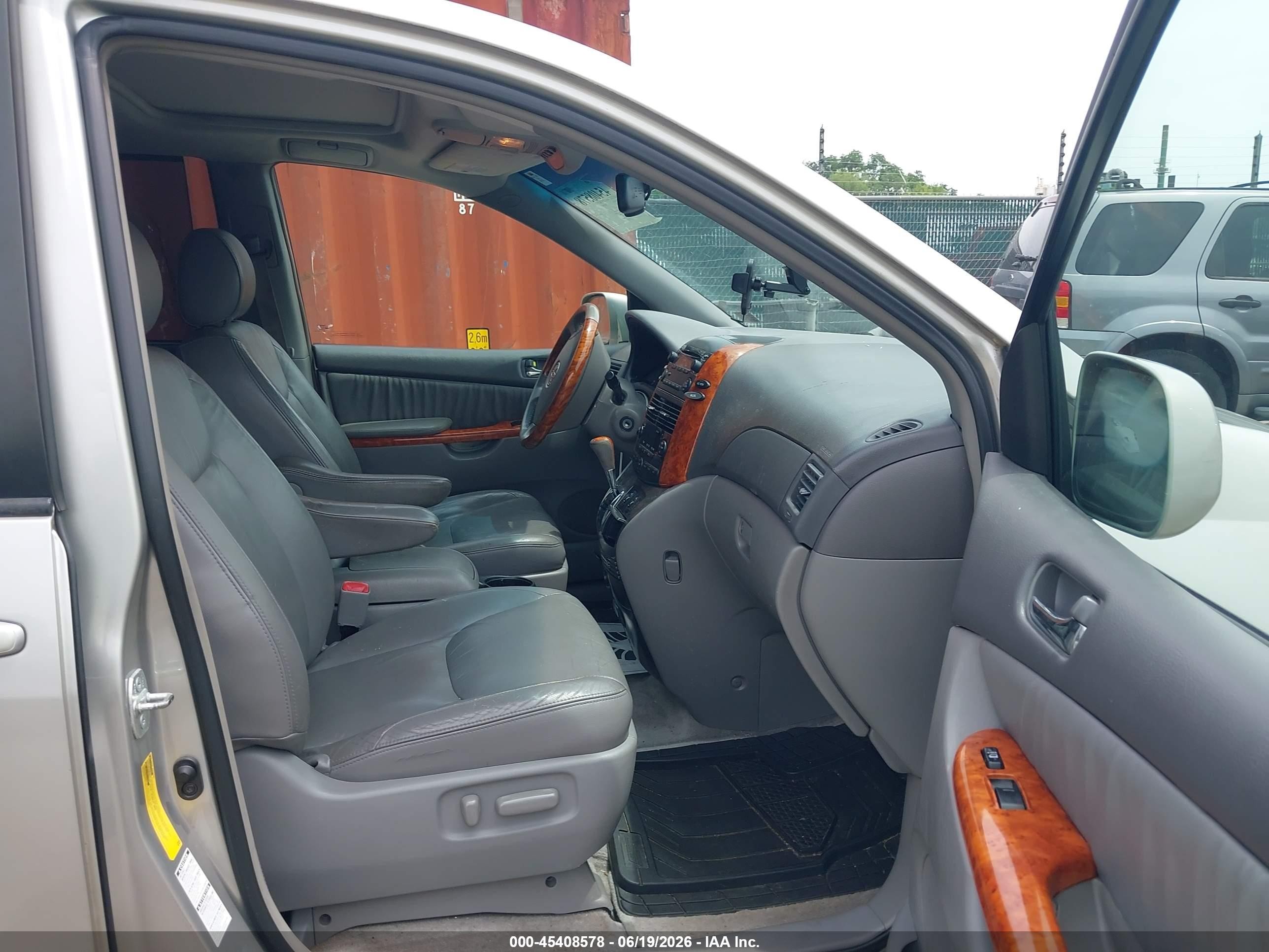 2008 Toyota Sienna Limited Silver vin: 5TDBK22C48S014899