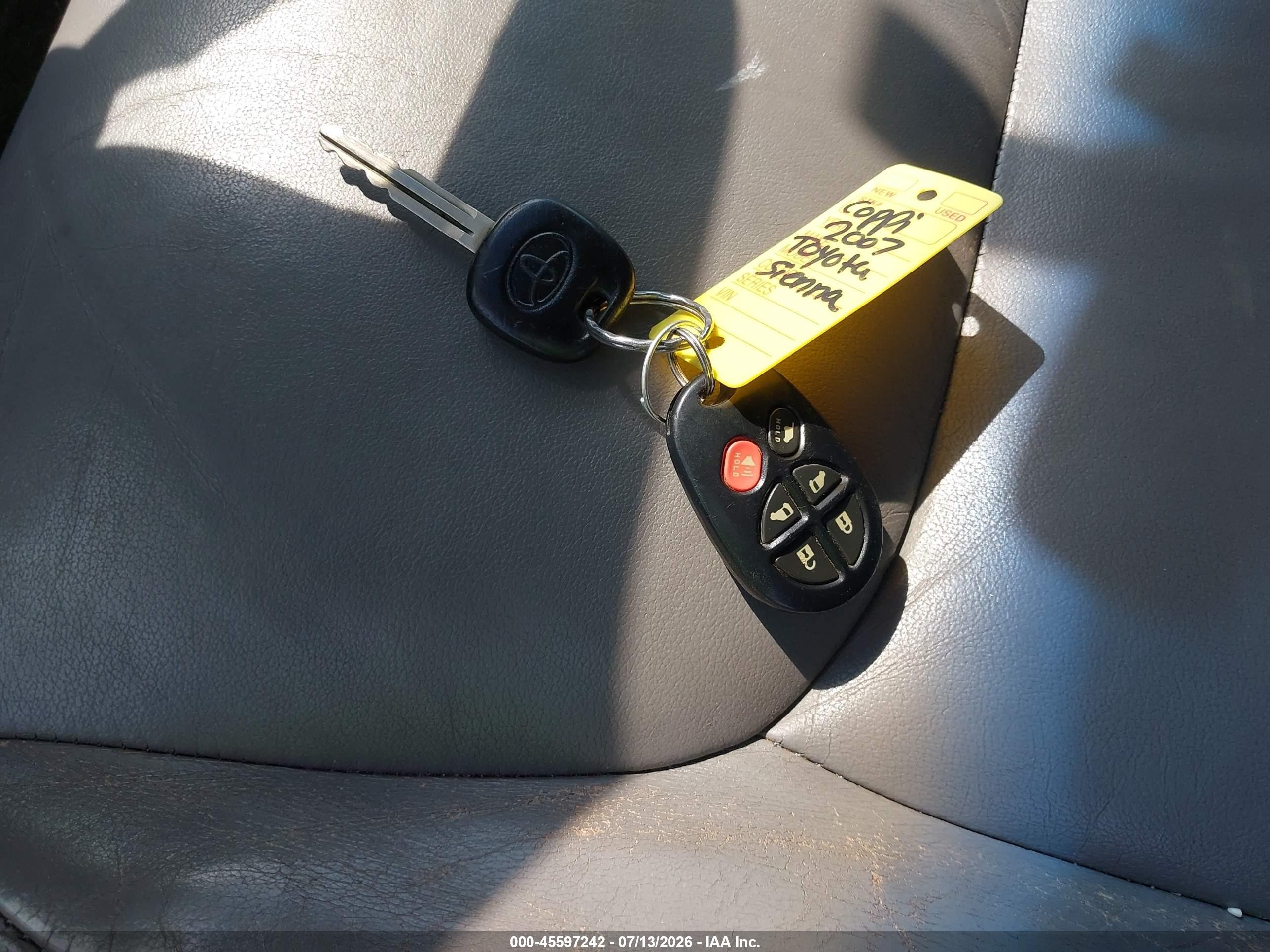 2007 Toyota Sienna Xle Красный vin: 5TDBK22C67S008682